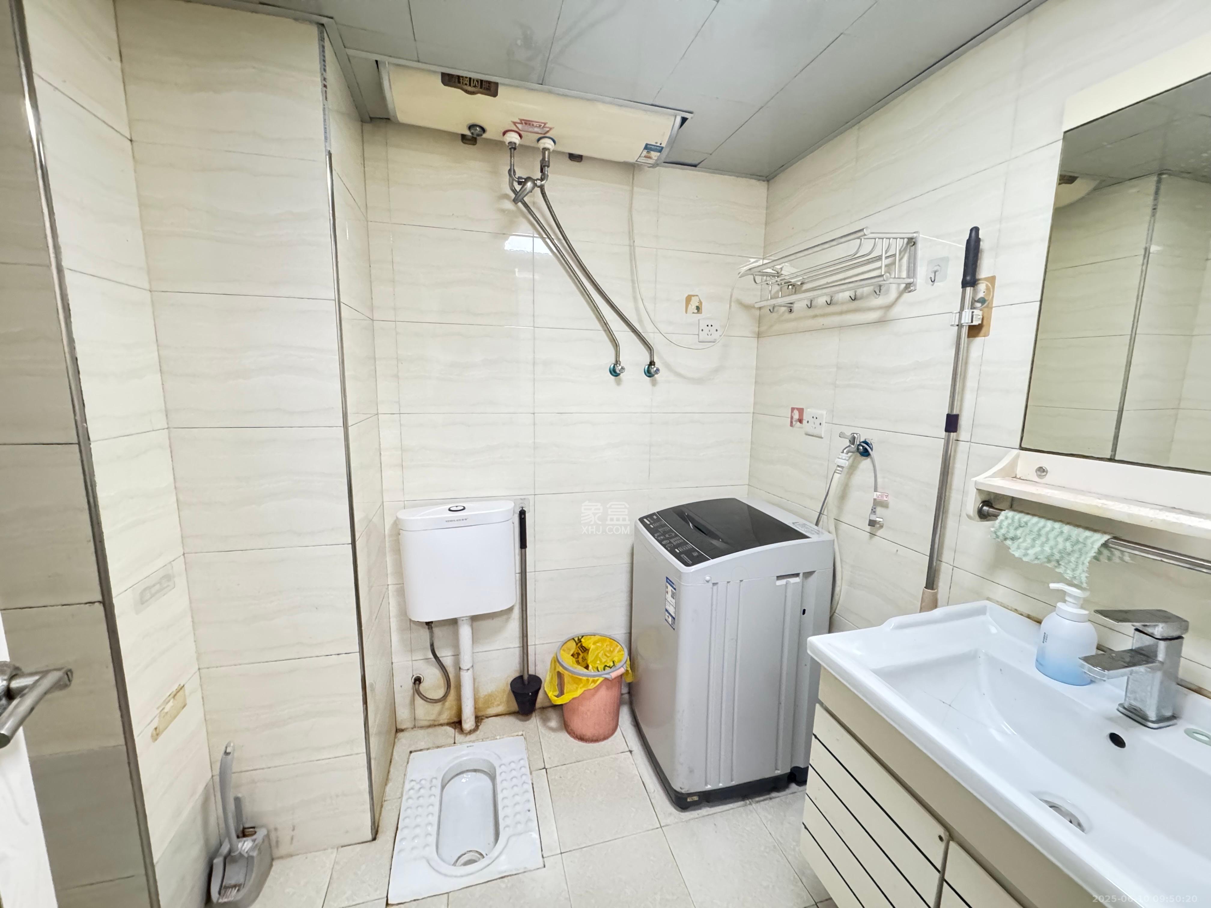 山水华景  1室1厅1卫   1300.00元/月室内图