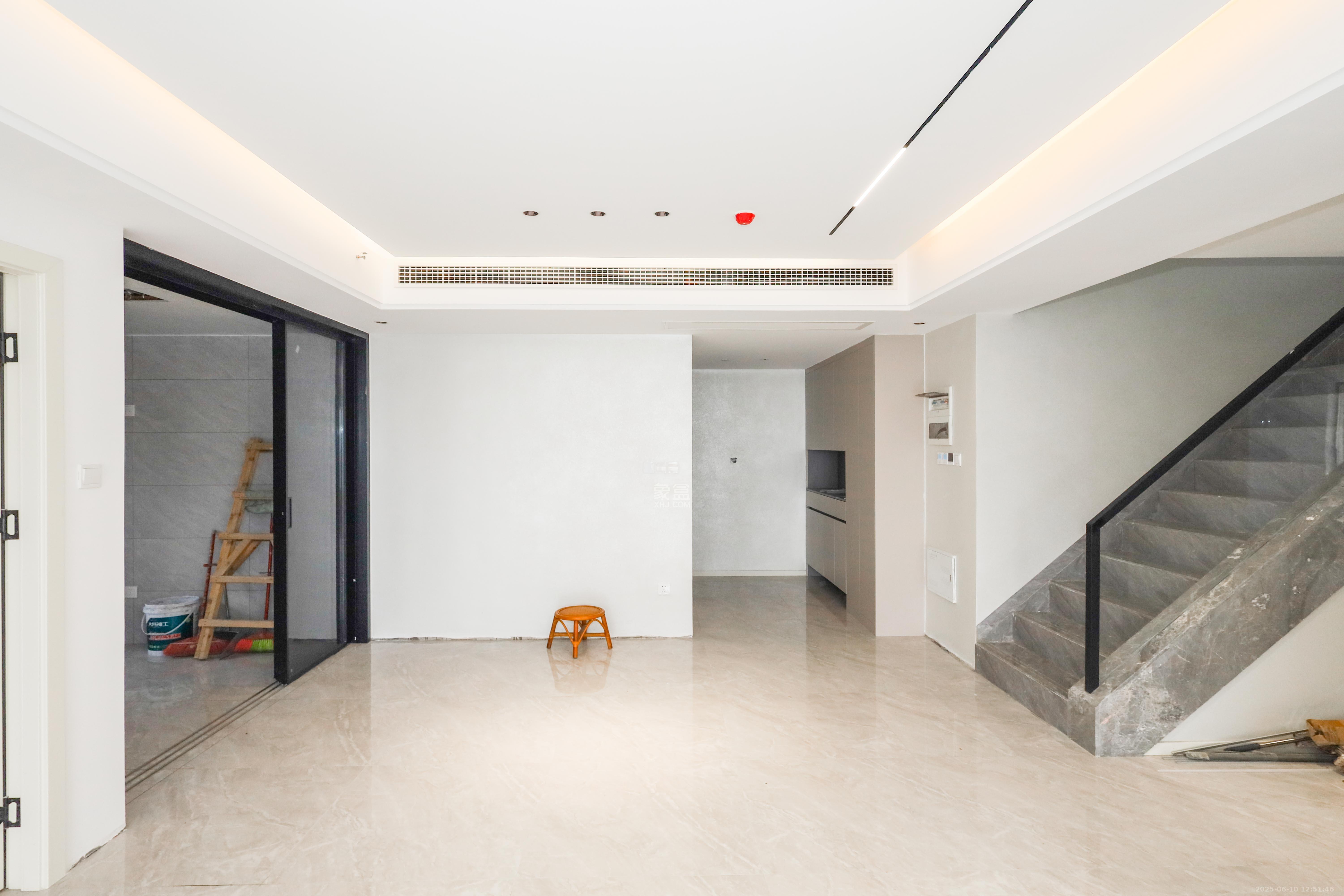 建发央著  4室2厅2卫    280.0万客厅