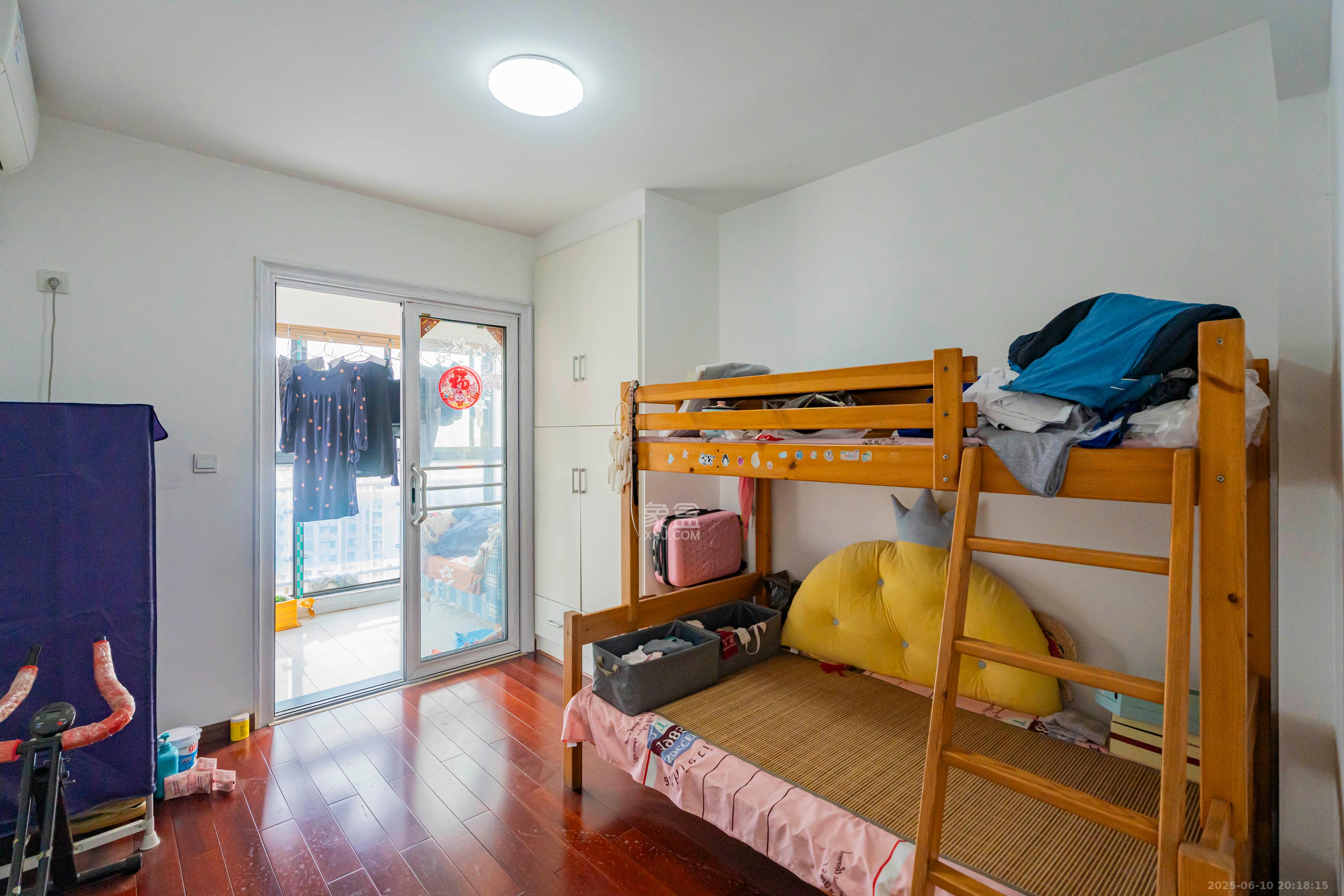 凯乐国际城 4室2厅2卫 170.0万 凯乐国际城 4室2厅2卫 170.0万卧室