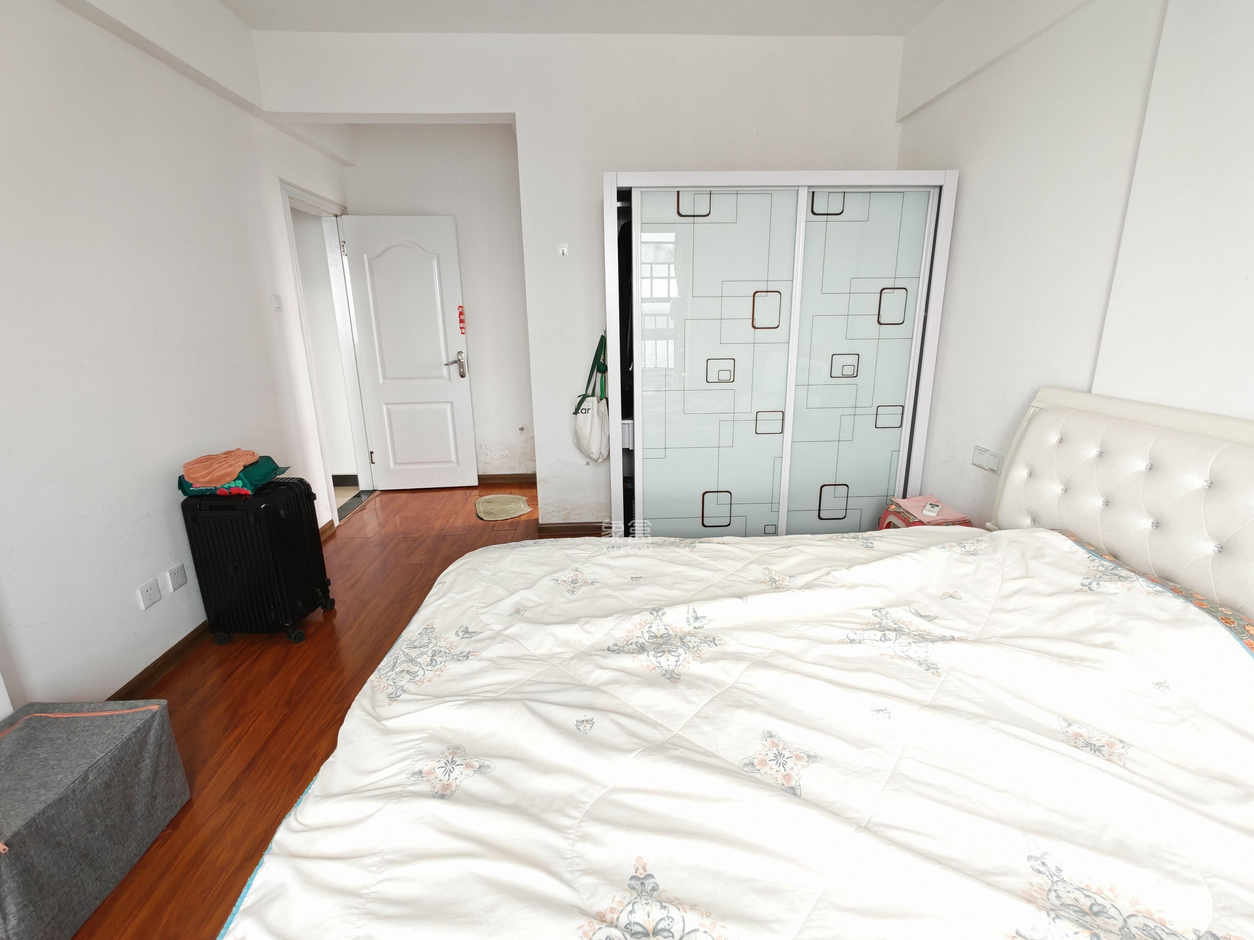 山语城三期 3室2厅2卫 2300.0元/月 山语城三期 3室2厅2卫 2300.0元/月室内图