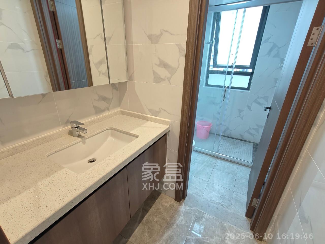 绿地V岛  4室2厅2卫   4200.00元/月室内图