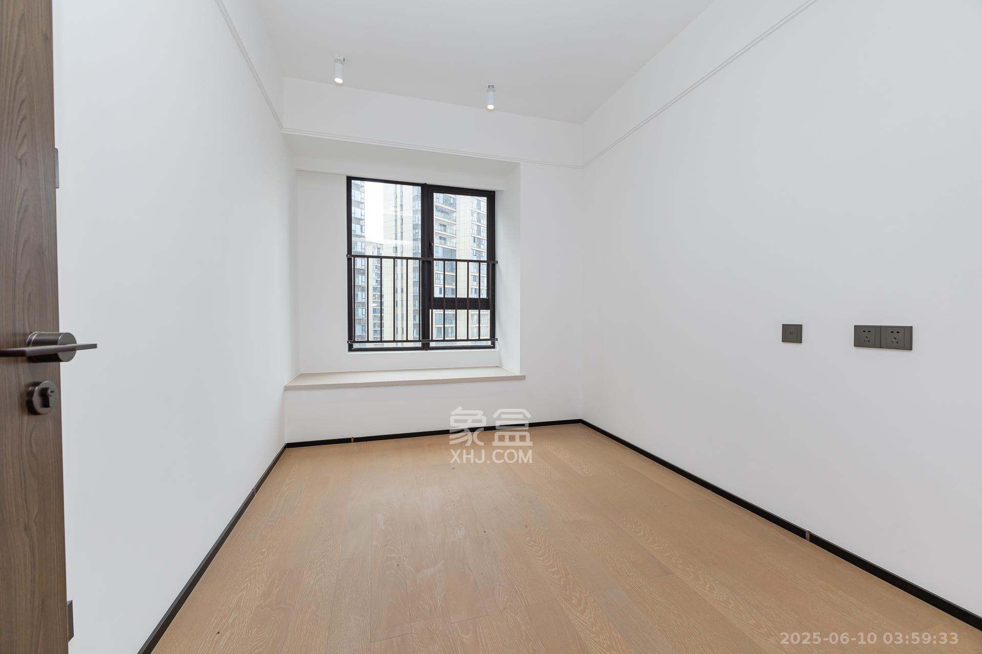 万科滨河道  4室2厅2卫    173.0万卧室