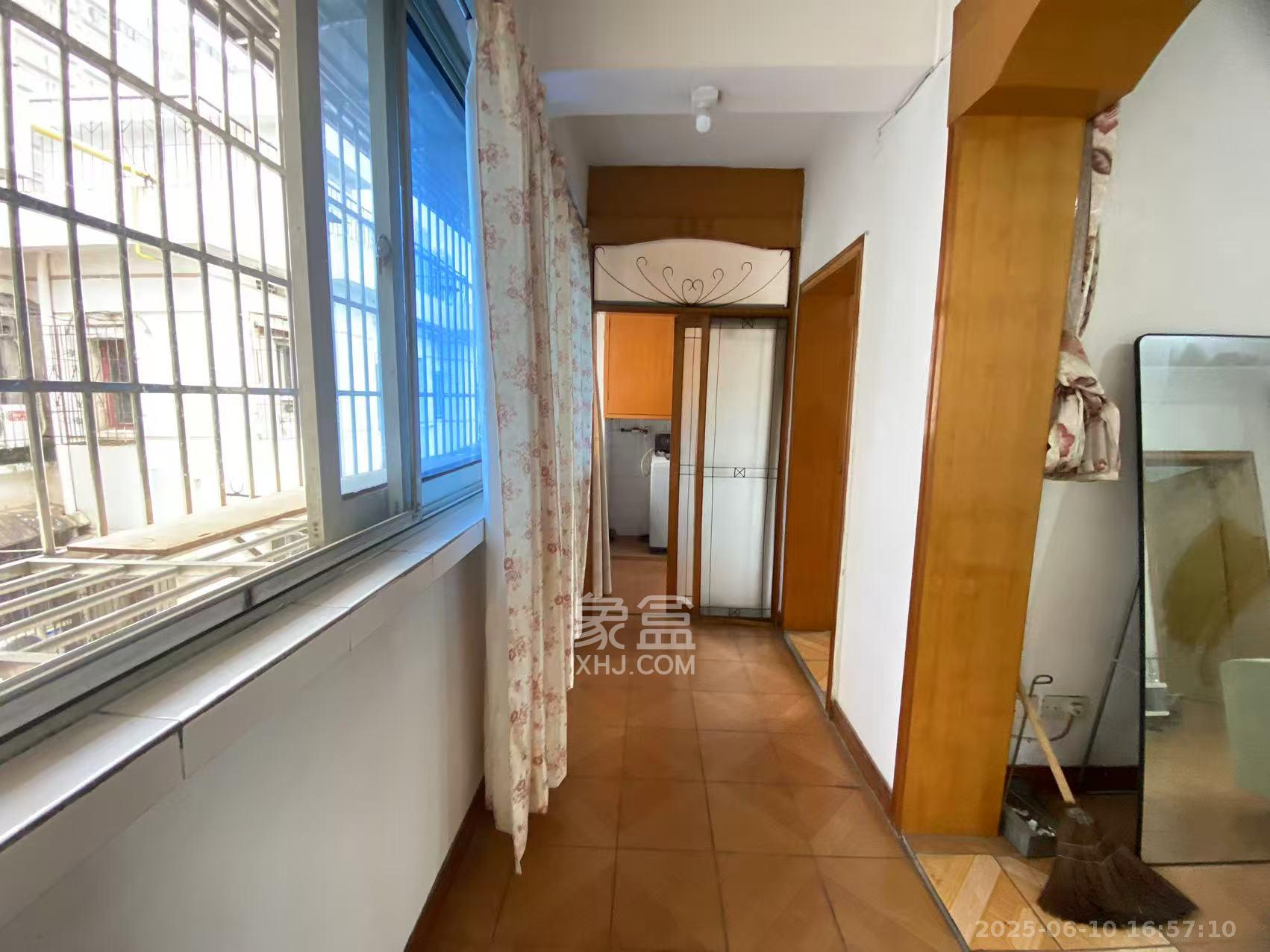 十一中学单位宿舍  2室1厅1卫    1400.0元/月 十一中学单位宿舍  2室1厅1卫    1400.0元/月室内图