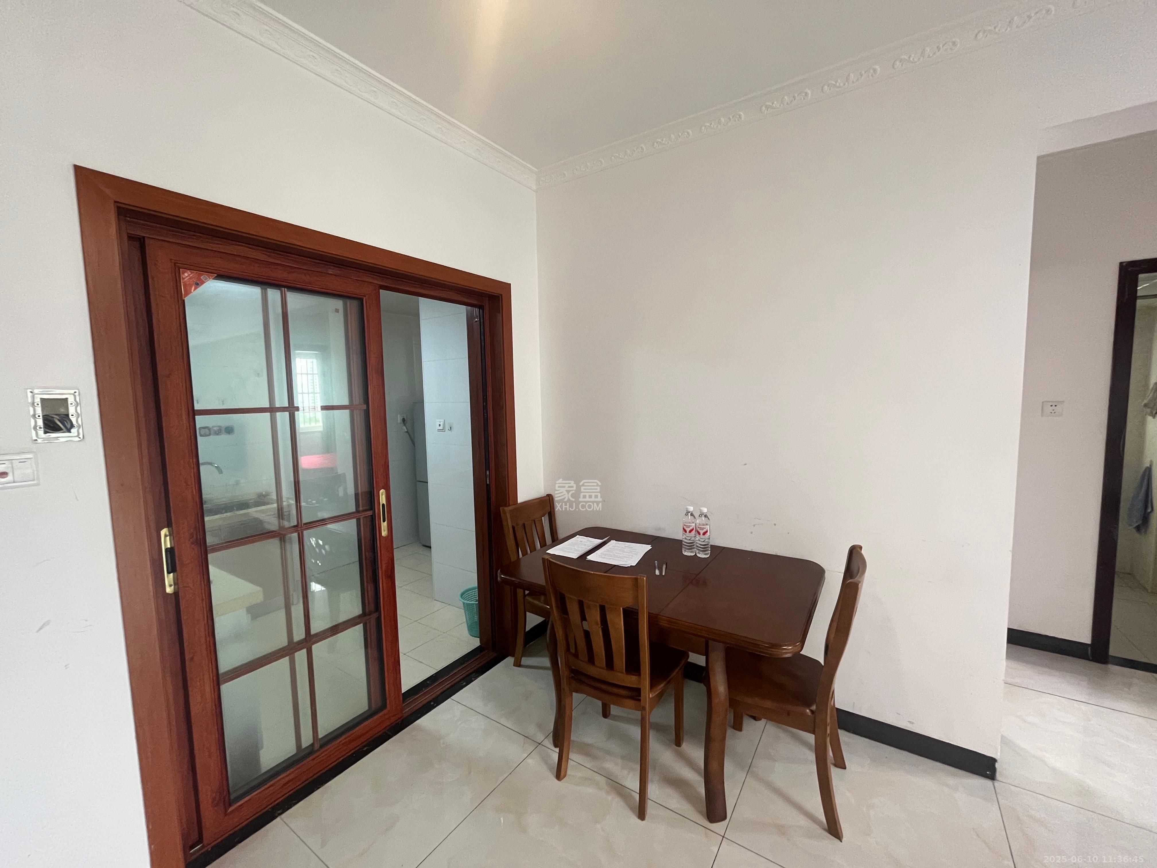 嘉顺苑 1室2厅1卫 2200.0元/月 嘉顺苑 1室2厅1卫 2200.0元/月室内图