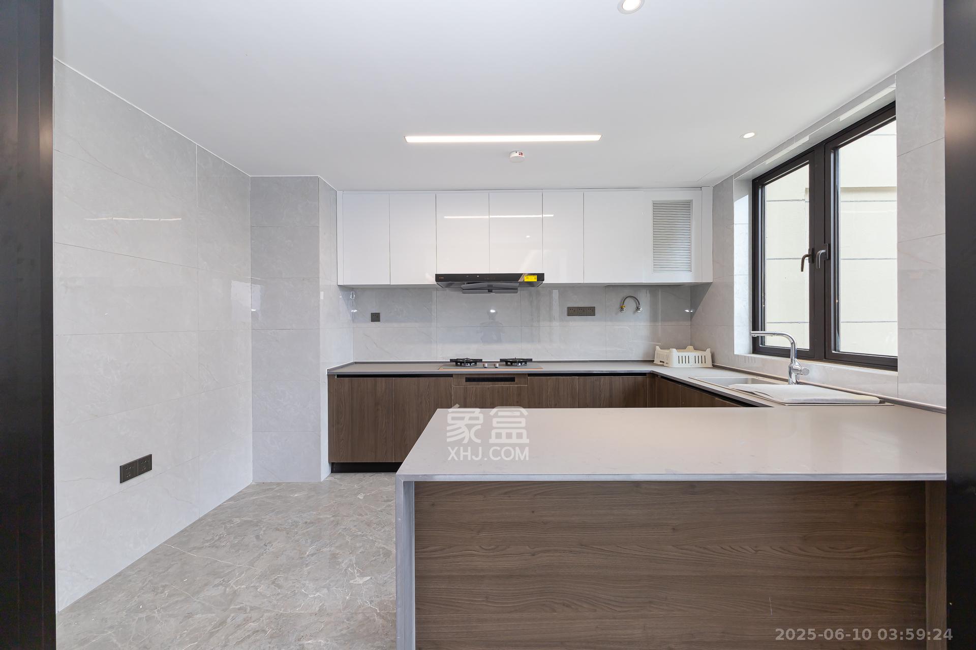 万科滨河道  4室2厅2卫    173.0万厨房