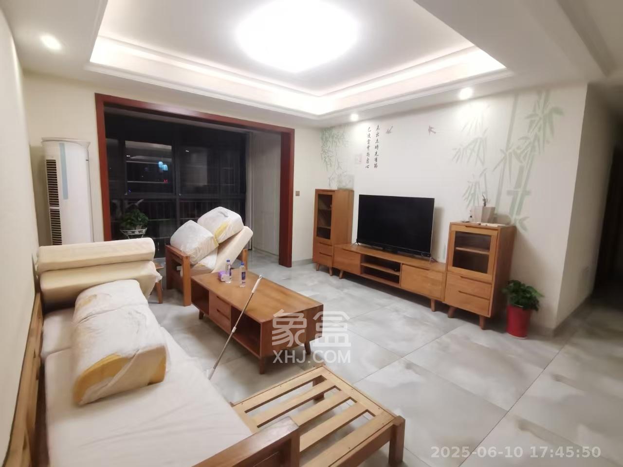 九华新城  4室2厅2卫   2600.00元/月
