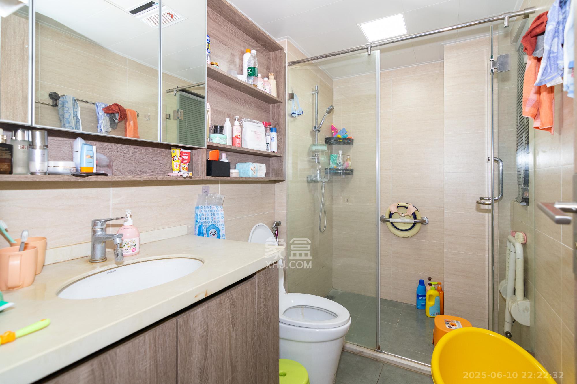 美的翰城  3室2厅1卫    66.0万 美的翰城  3室2厅1卫    66.0万卫生间