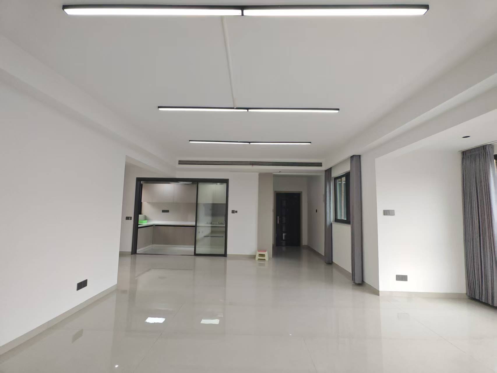 天门中央广场 4室2厅2卫 3300.0元/月 天门中央广场 4室2厅2卫 3300.0元/月室内图