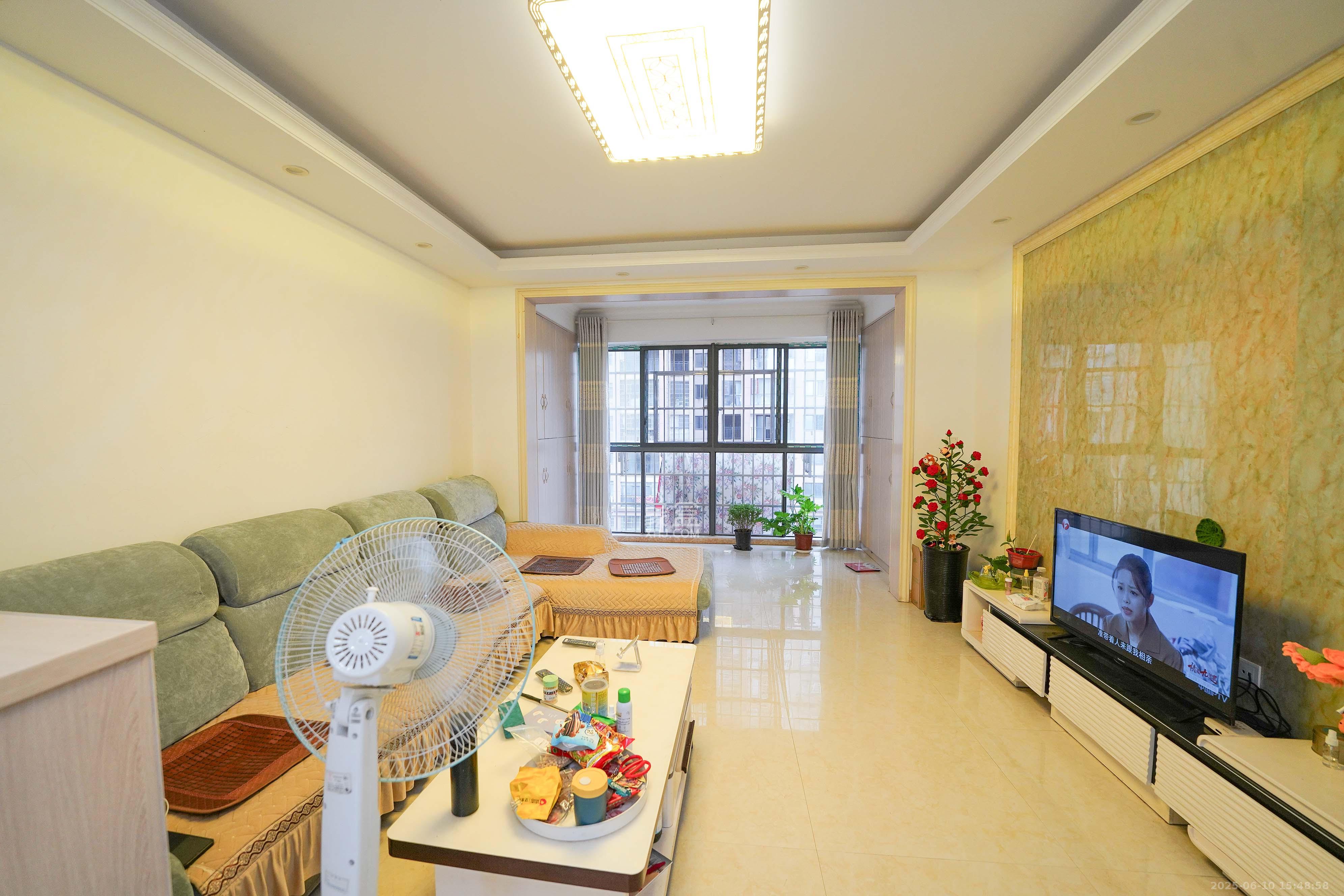 鑫天格林香山  3室2厅2卫    59.0万 鑫天格林香山  3室2厅2卫    59.0万客厅