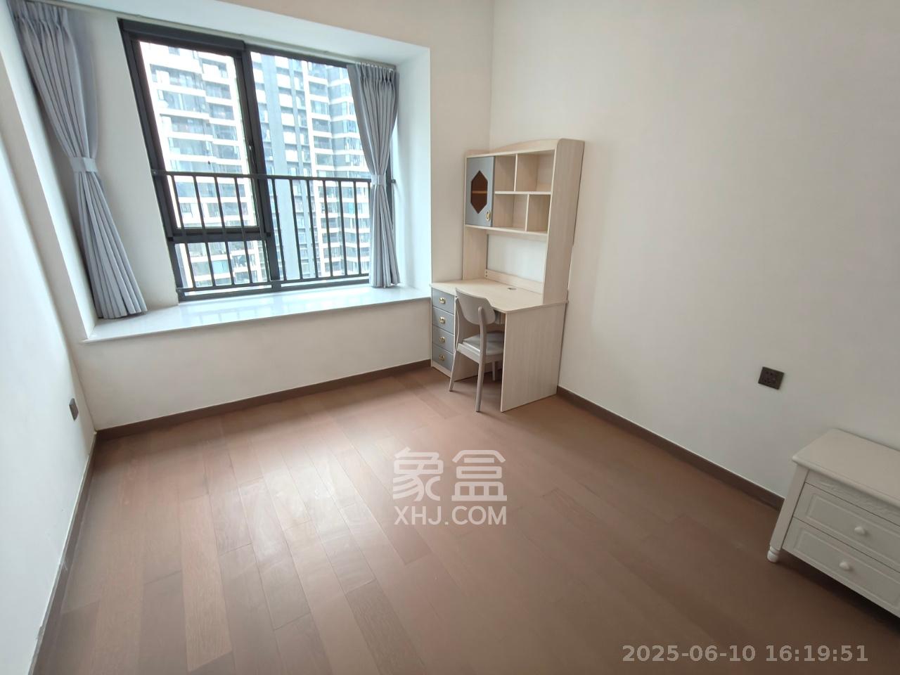 绿地V岛  4室2厅2卫   4200.00元/月室内图