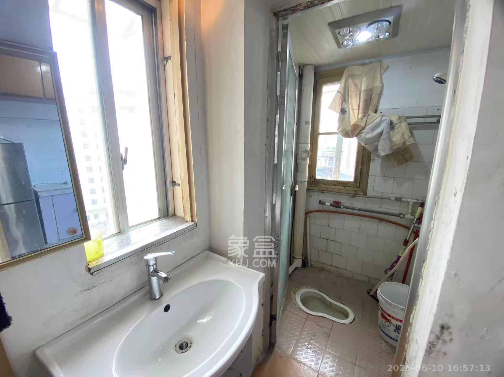 十一中学单位宿舍  2室1厅1卫    1400.0元/月 十一中学单位宿舍  2室1厅1卫    1400.0元/月室内图