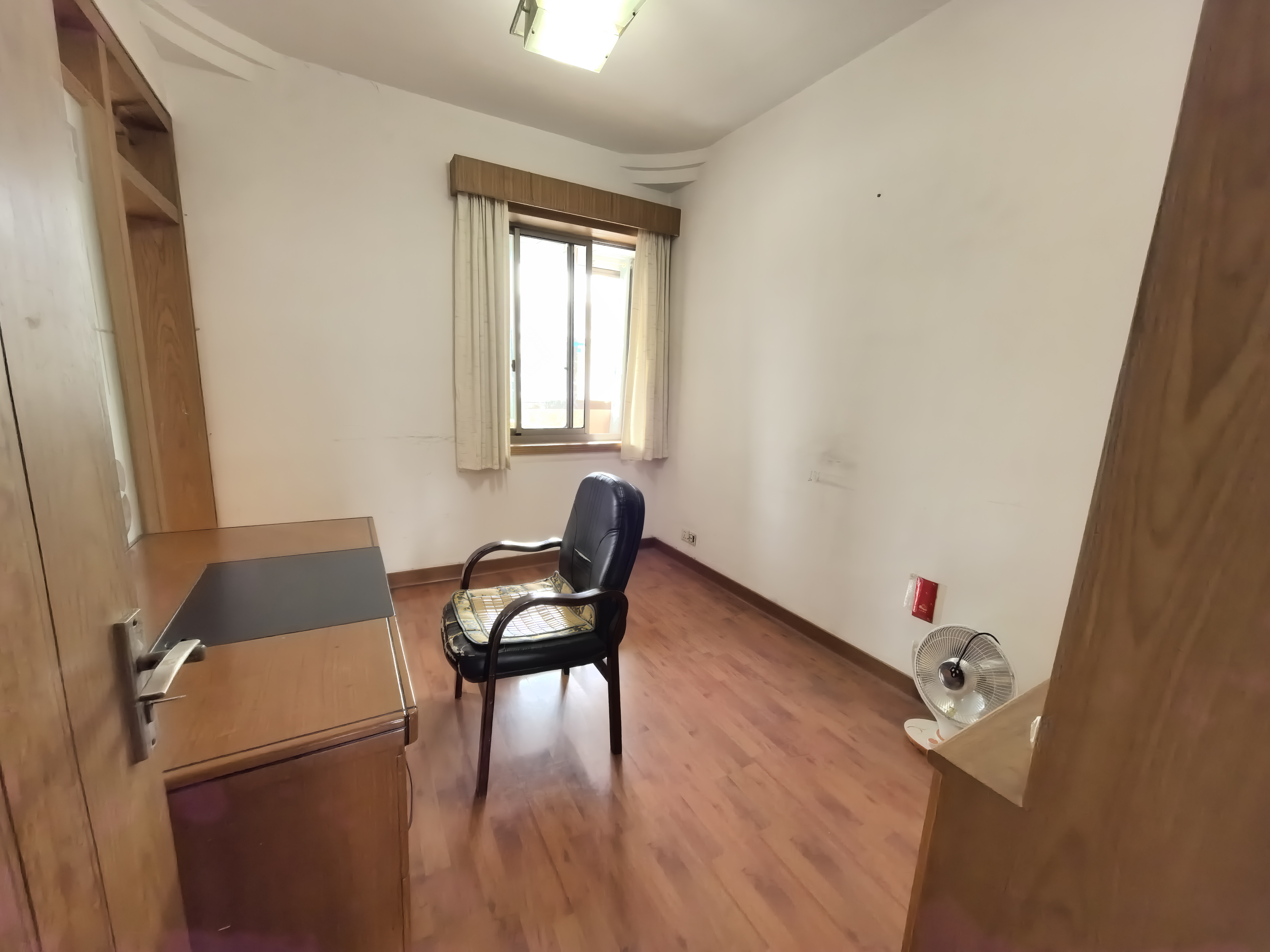 中级人民法院家属楼 4室2厅2卫 2200.0元/月 中级人民法院家属楼 4室2厅2卫 2200.0元/月室内图