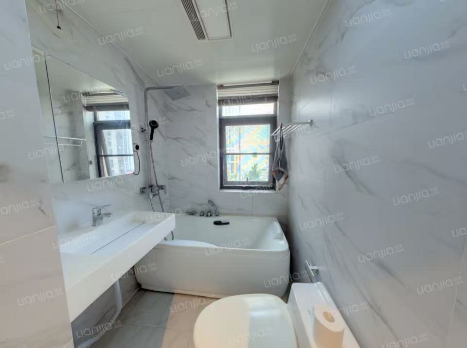 海航豪庭南苑 3室2厅2卫 251.0万 海航豪庭南苑 3室2厅2卫 251.0万客厅