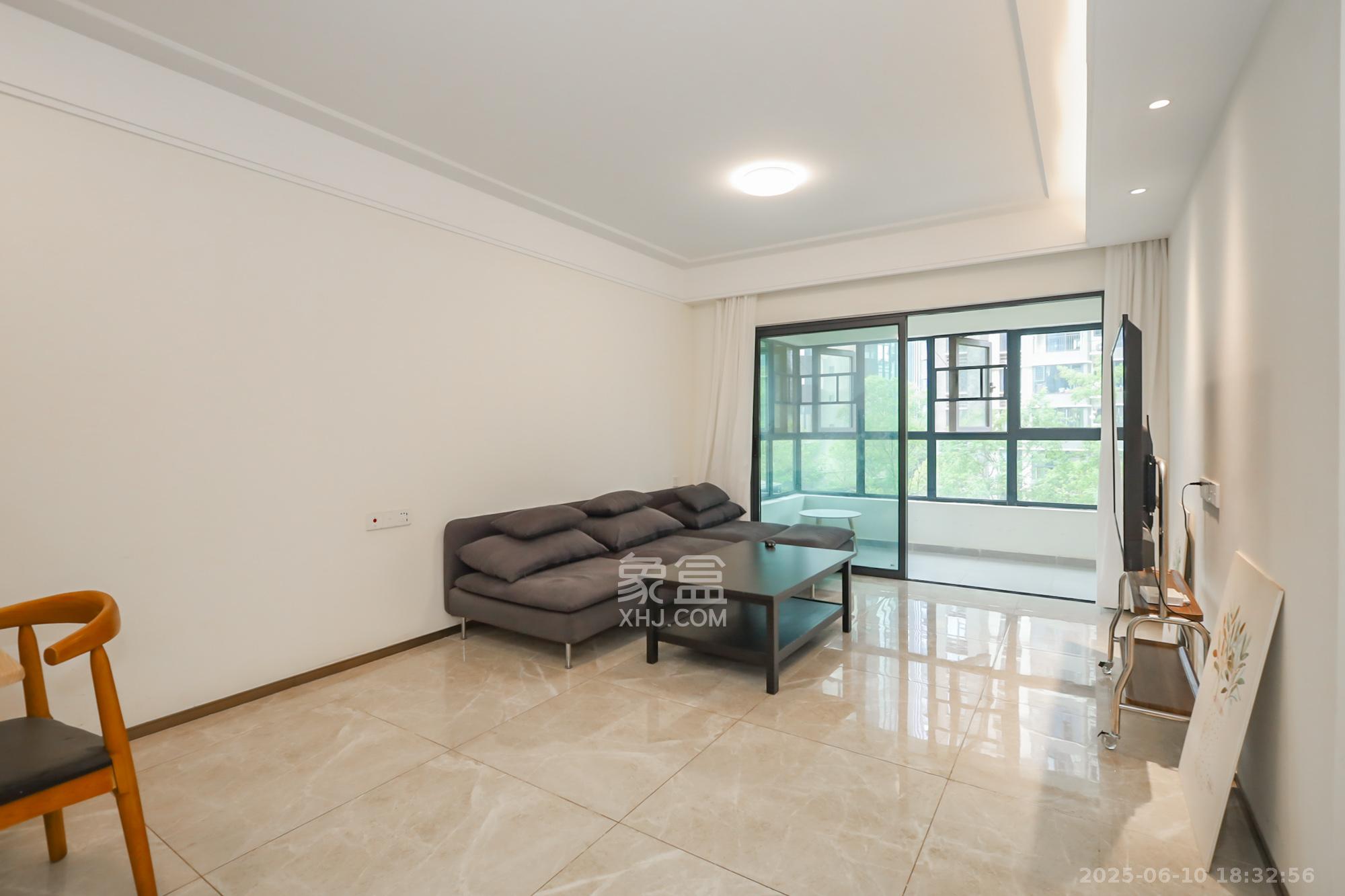 滨江府1913  4室2厅2卫    175.0万 滨江府1913  4室2厅2卫    175.0万客厅