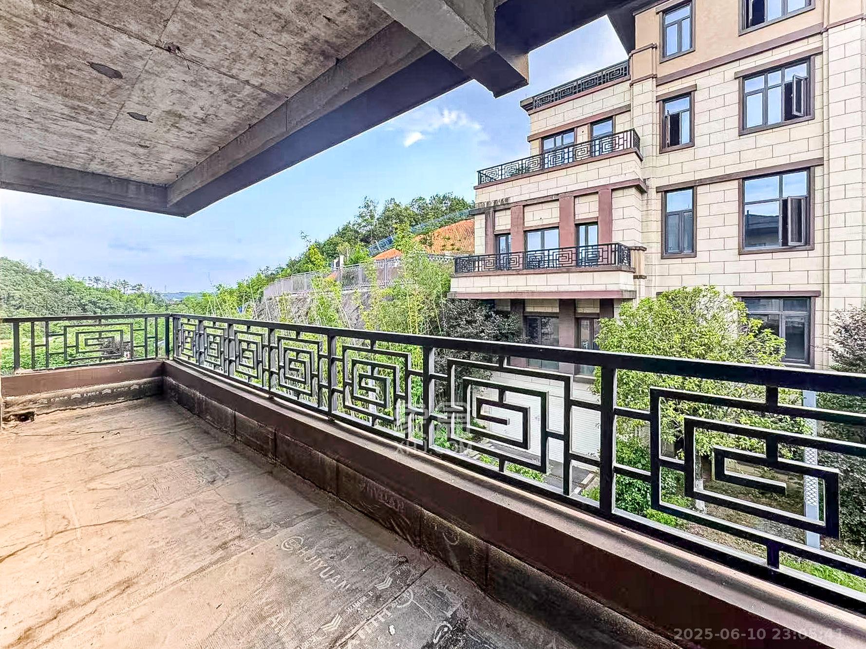 浔龙隐连山  8室4厅4卫    499.0万 浔龙隐连山  8室4厅4卫    499.0万阳台