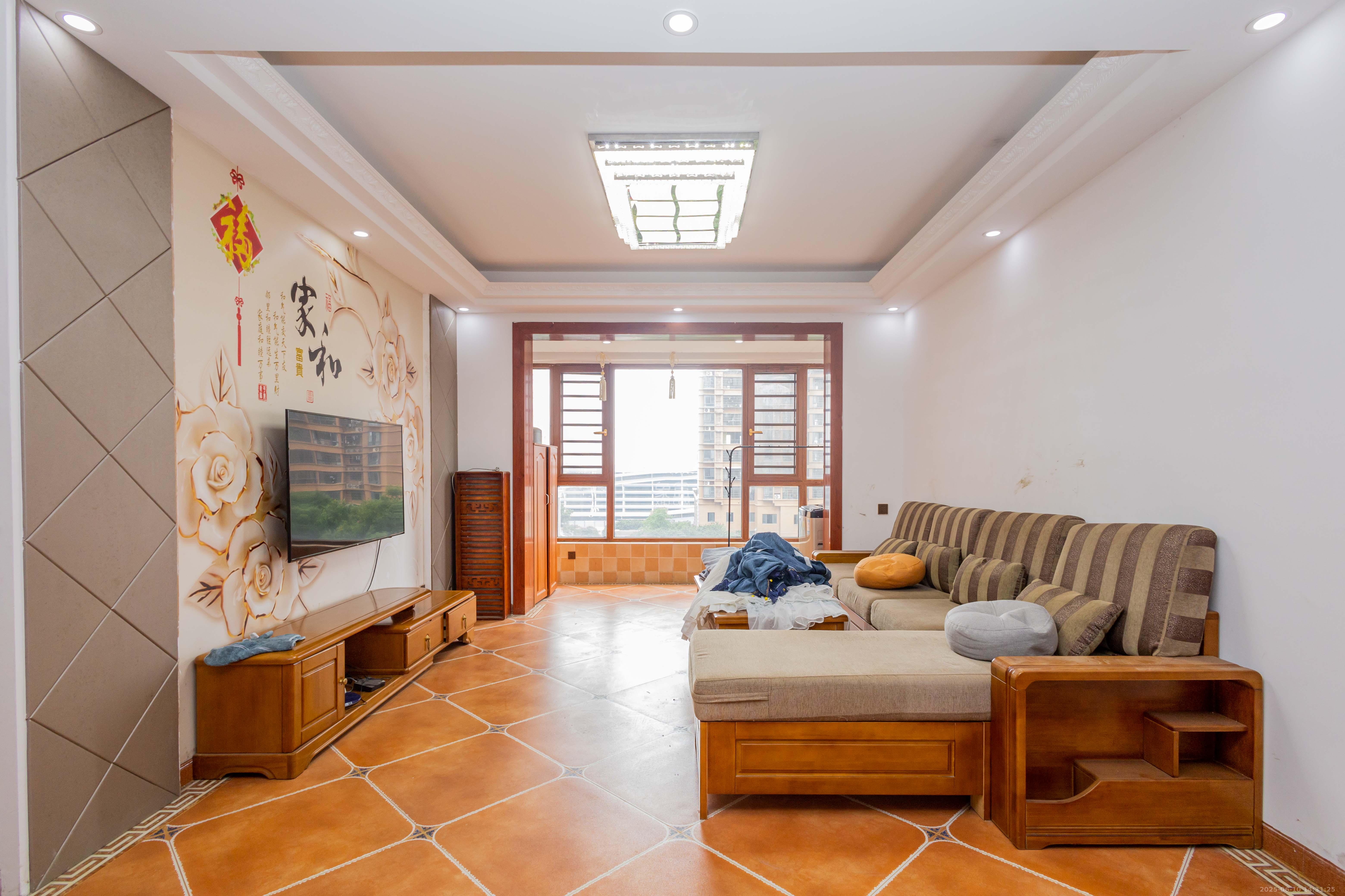 紫华郡 3室2厅2卫 66.8万 紫华郡 3室2厅2卫 66.8万客厅