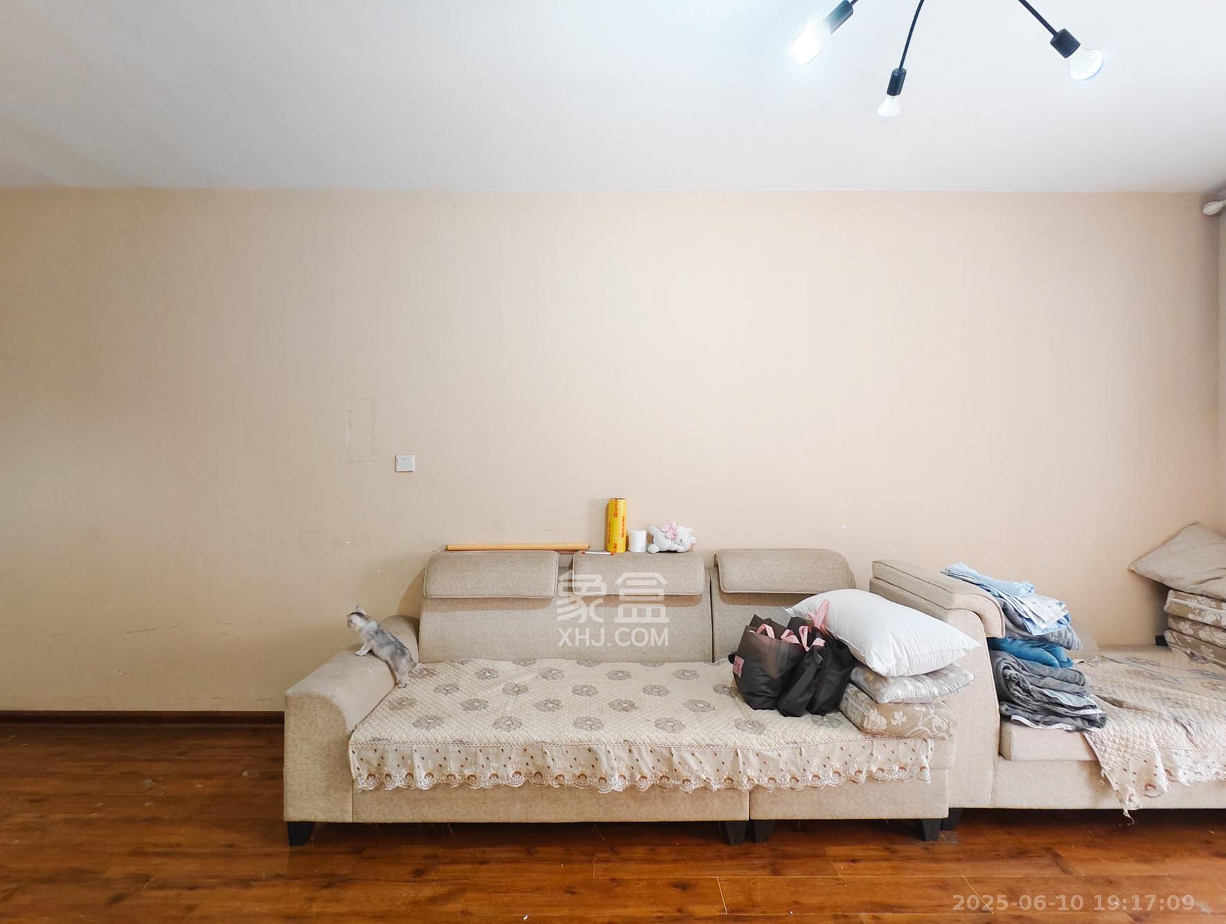 南城印象  3室1厅1卫    75.0万 南城印象  3室1厅1卫    75.0万客厅