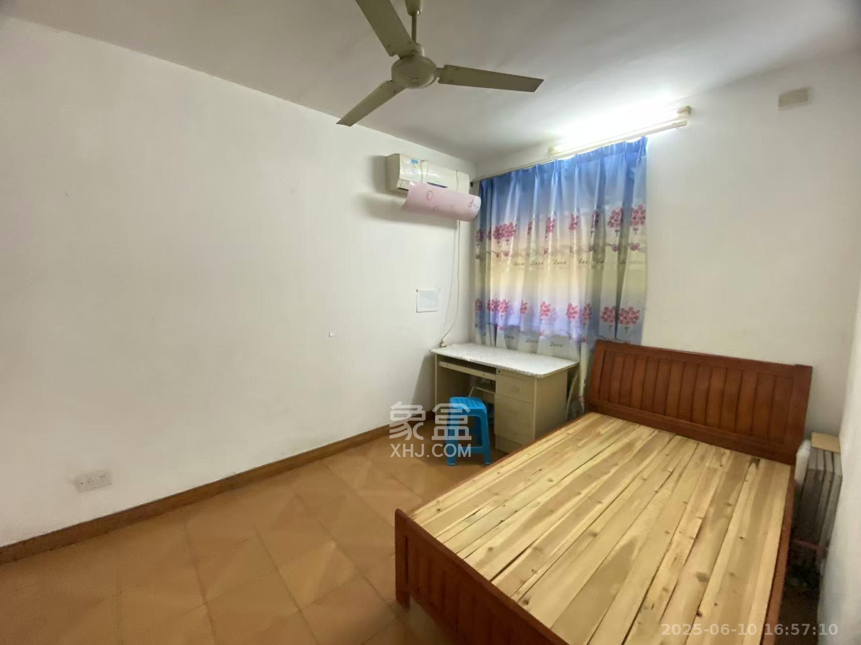 十一中学单位宿舍  2室1厅1卫    1400.0元/月 十一中学单位宿舍  2室1厅1卫    1400.0元/月室内图