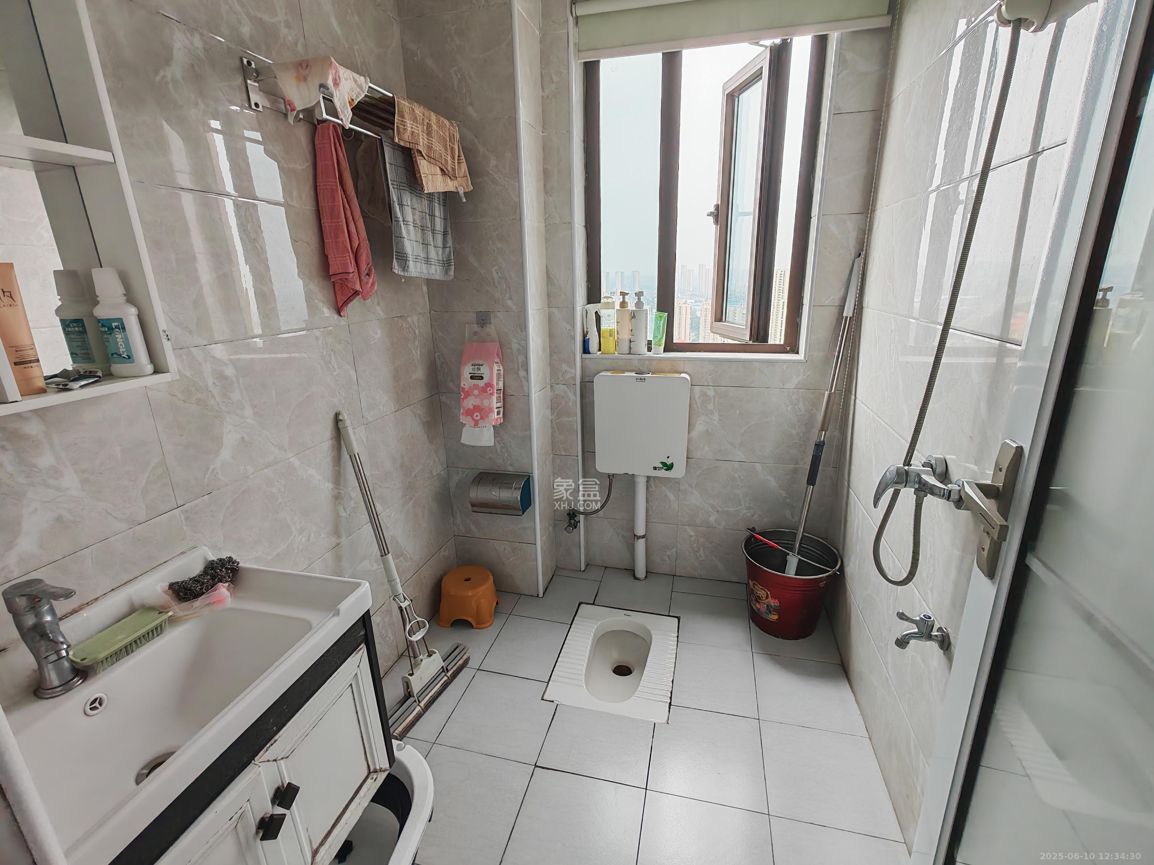 山语城三期 3室2厅2卫 2300.0元/月 山语城三期 3室2厅2卫 2300.0元/月室内图