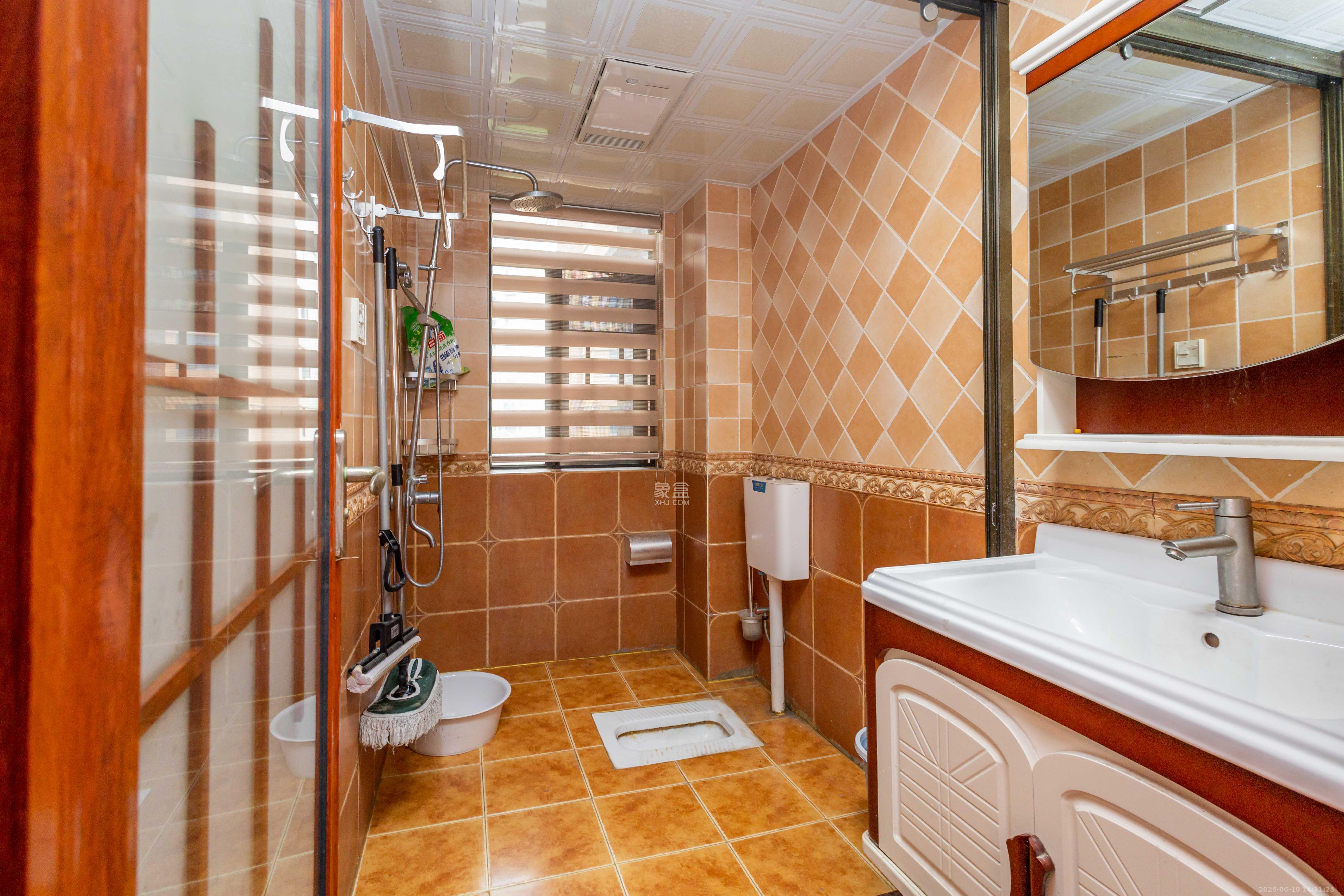 紫华郡 3室2厅2卫 66.8万 紫华郡 3室2厅2卫 66.8万卫生间