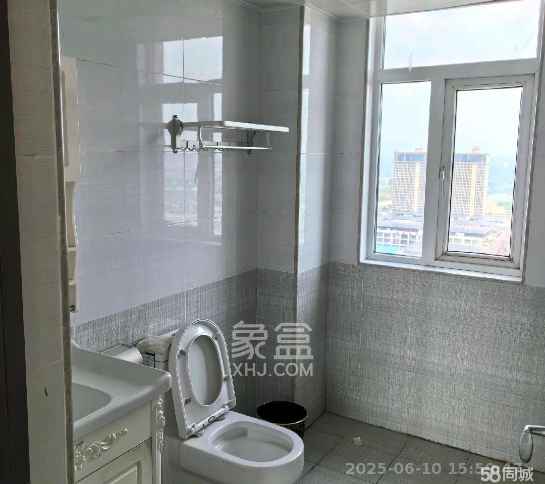和悦城(蟠龙景苑)  3室2厅2卫   2000.00元/月室内图