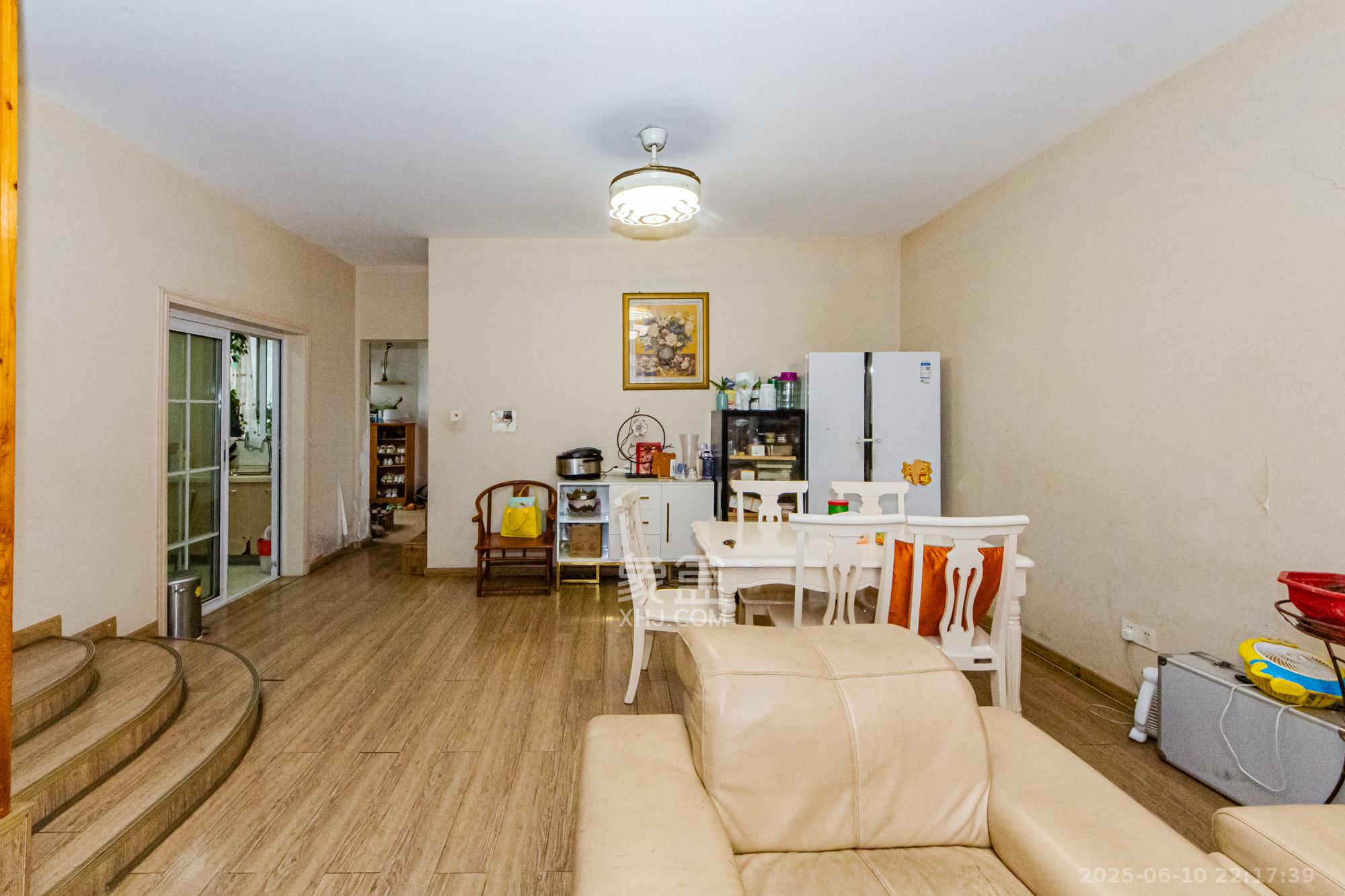 顺天黄金海岸 4室2厅2卫 120.0万 顺天黄金海岸 4室2厅2卫 120.0万客厅