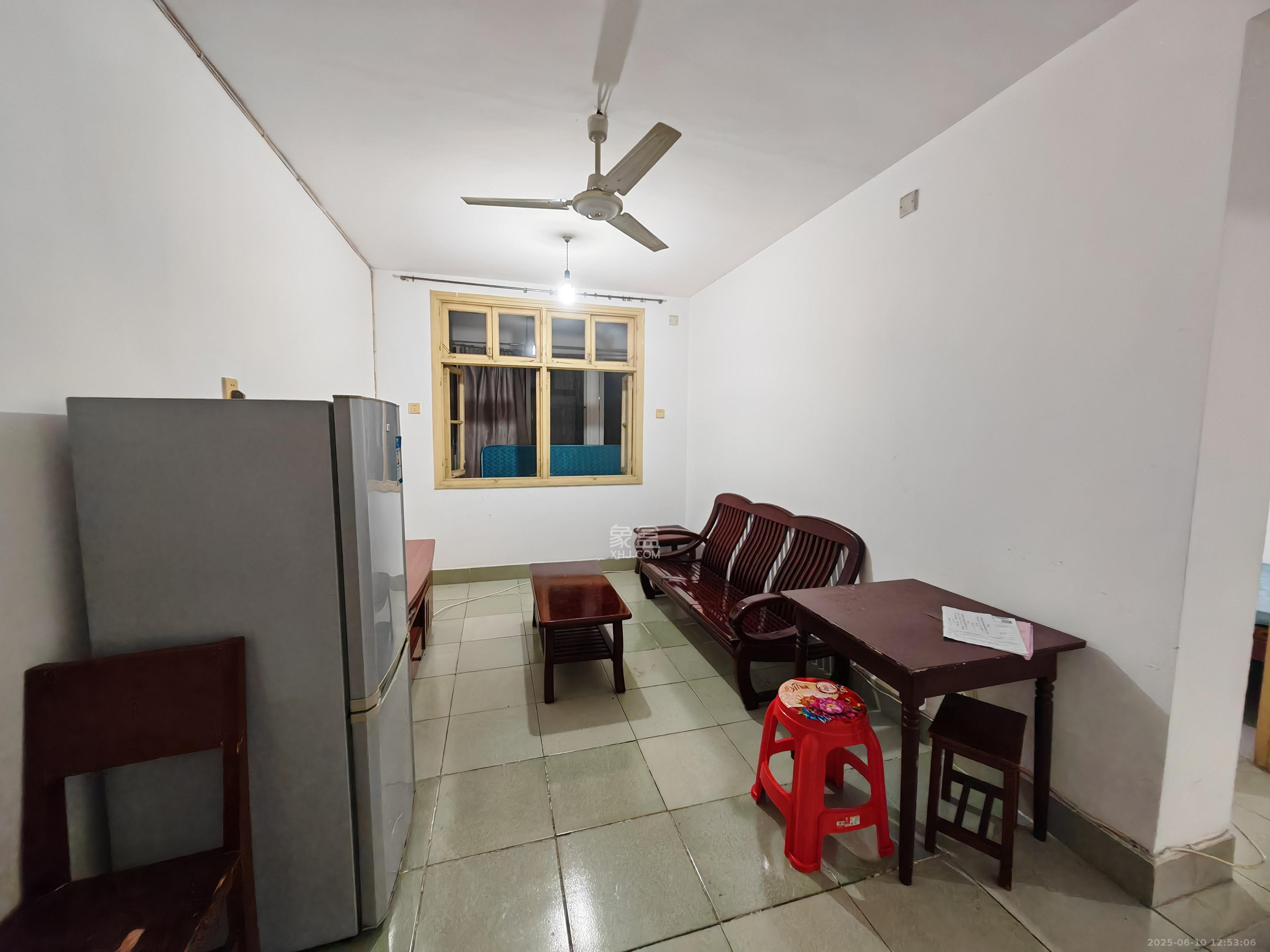 红旗综合安置楼 2室1厅1卫 1800.0元/月 红旗综合安置楼 2室1厅1卫 1800.0元/月室内图