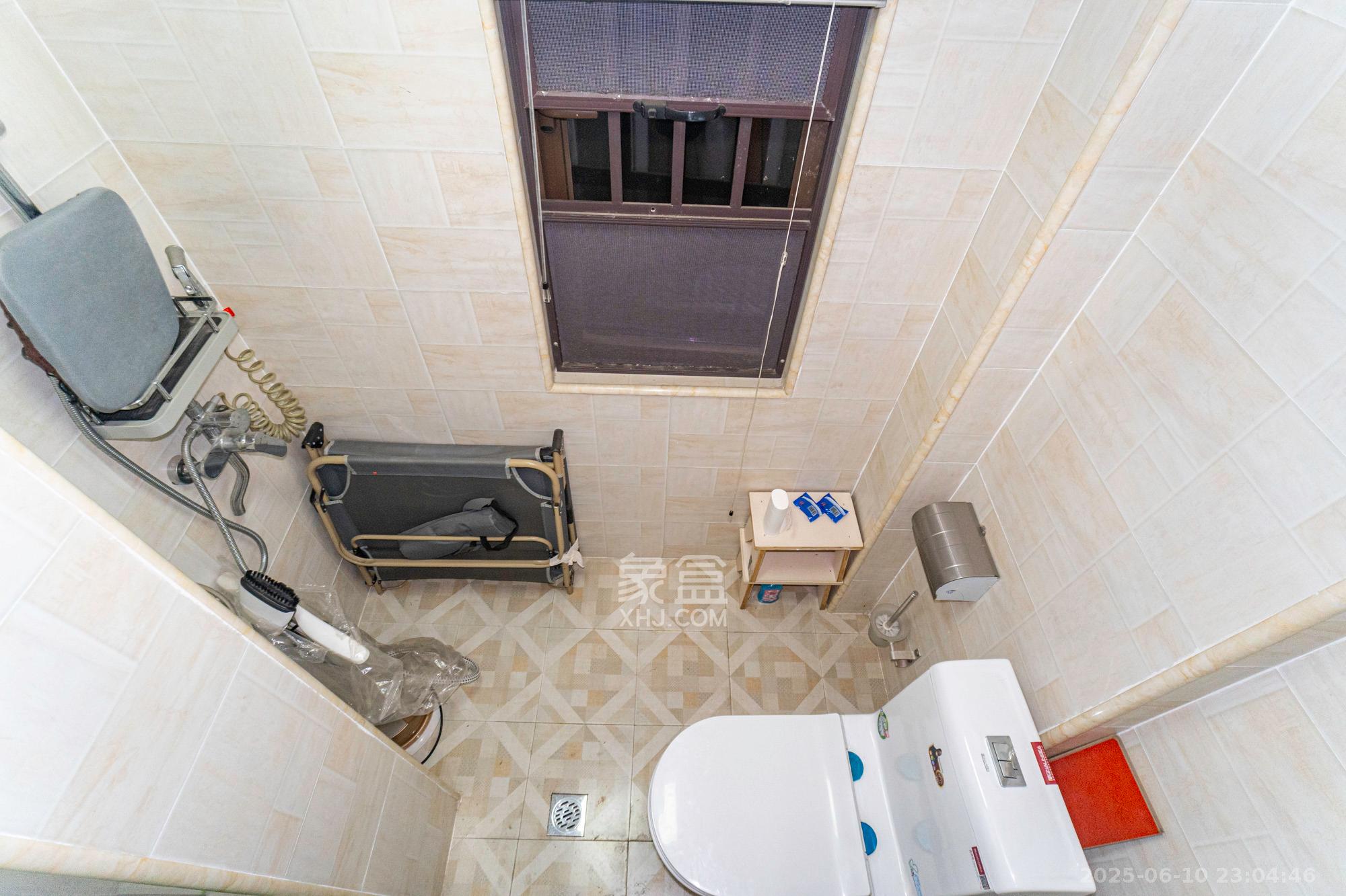 华润置地广场二期  3室2厅2卫    85.0万 华润置地广场二期  3室2厅2卫    85.0万卫生间