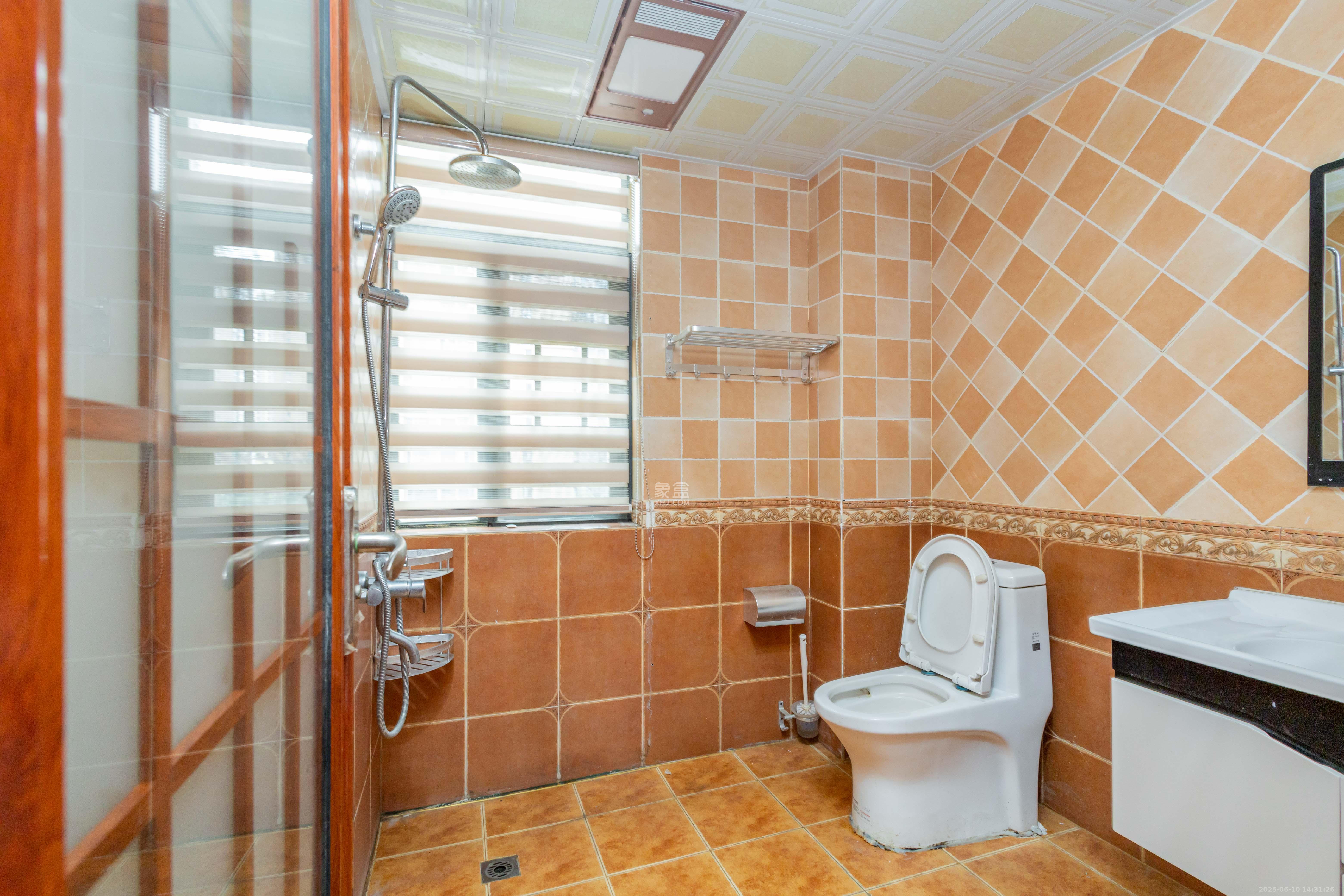 紫华郡 3室2厅2卫 66.8万 紫华郡 3室2厅2卫 66.8万卫生间