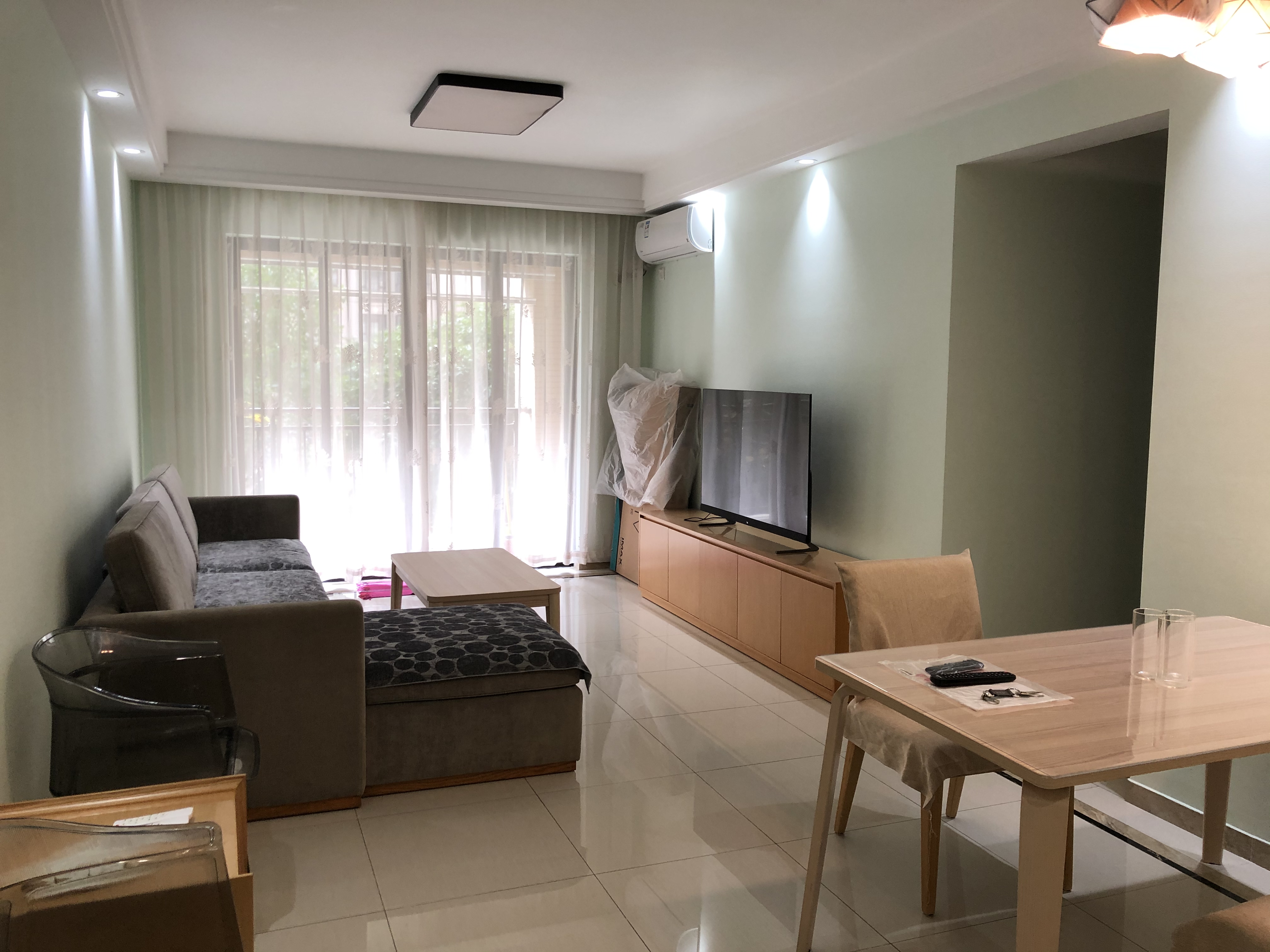 中海锦城 3室2厅2卫 156.0万 中海锦城 3室2厅2卫 156.0万客厅