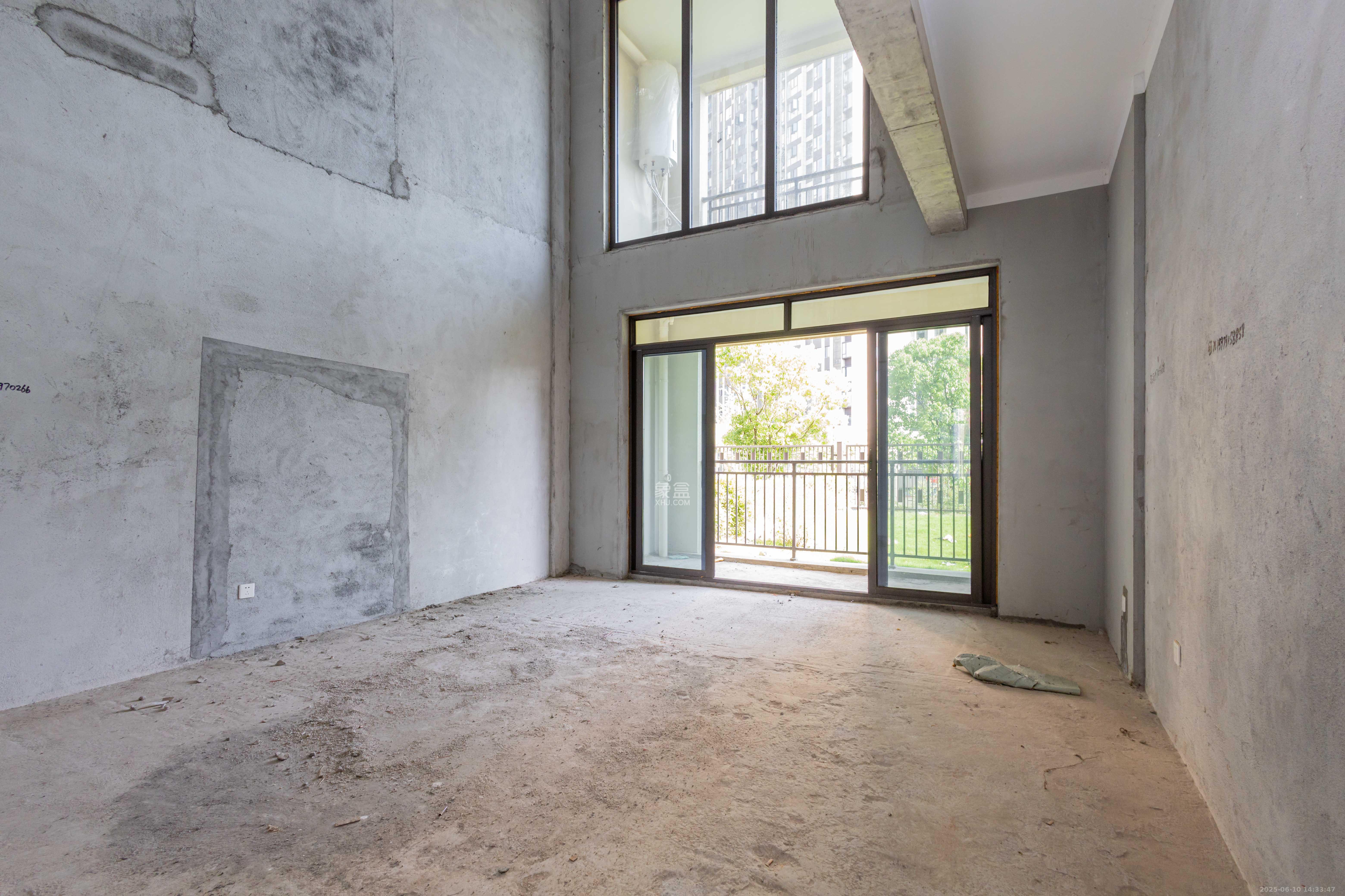 湘域芯城二期  5室3厅3卫    268.0万 湘域芯城二期  5室3厅3卫    268.0万客厅