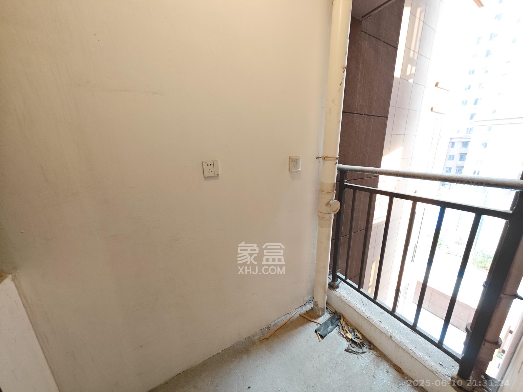 长房明宸府  3室2厅2卫   96.00万阳台