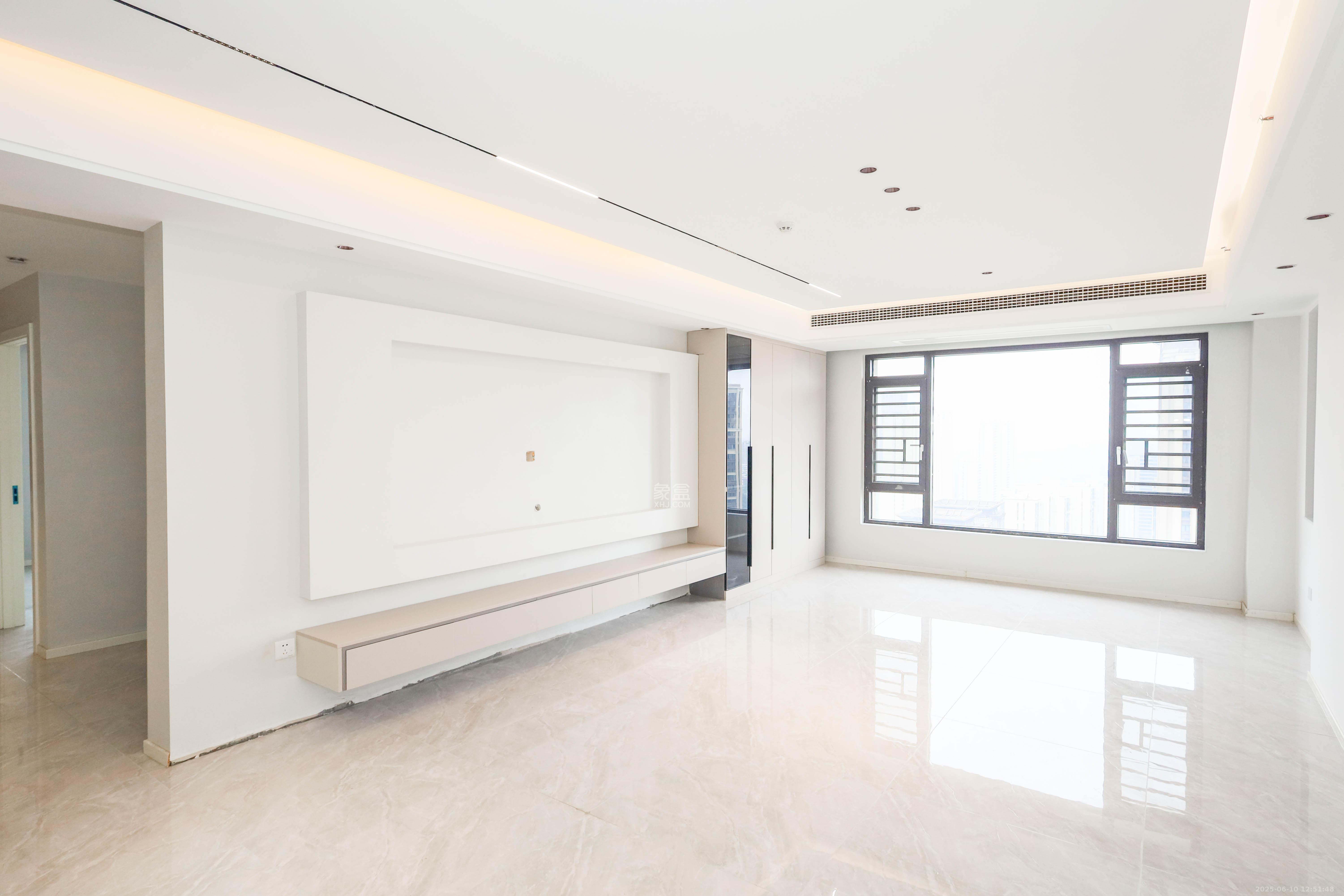 建发央著  4室2厅2卫    280.0万客厅
