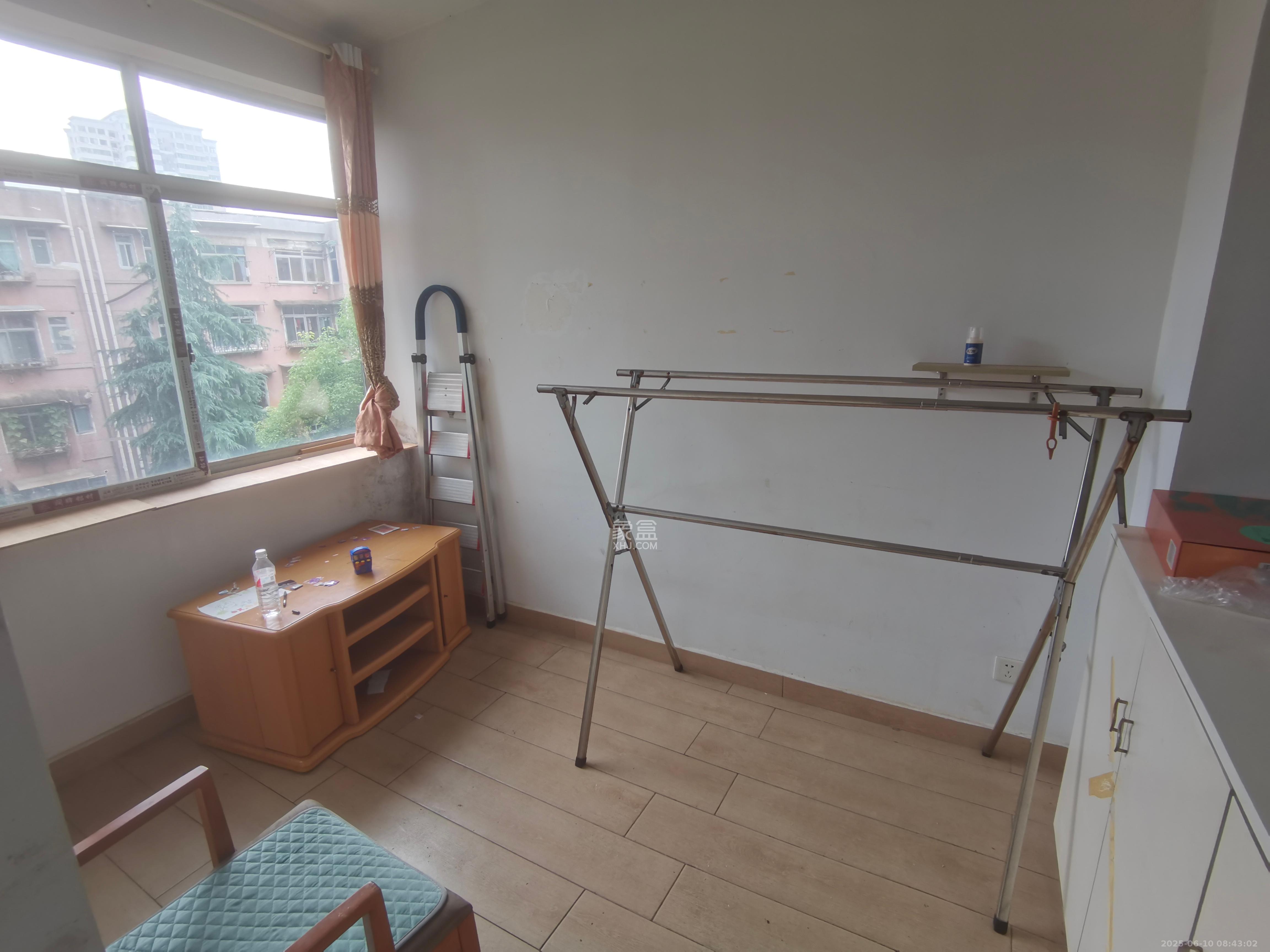 湘农桥社区 3室1厅1卫 2400.0元/月 湘农桥社区 3室1厅1卫 2400.0元/月室内图