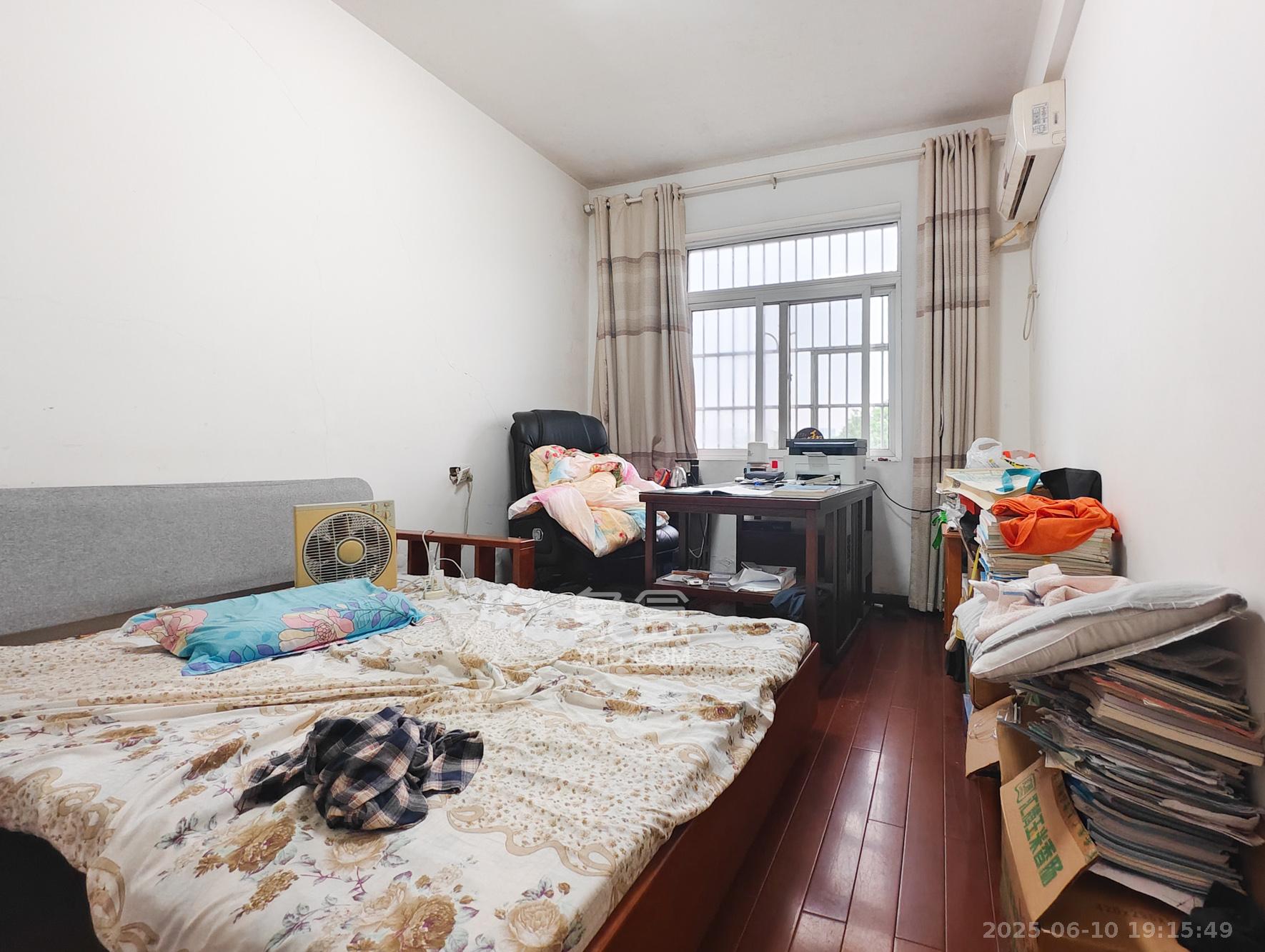 鄱阳小区  3室2厅1卫   74.80万卧室