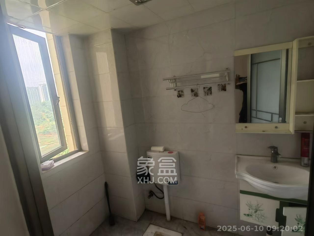 卓越蔚蓝城邦  3室2厅1卫   2000.00元/月室内图