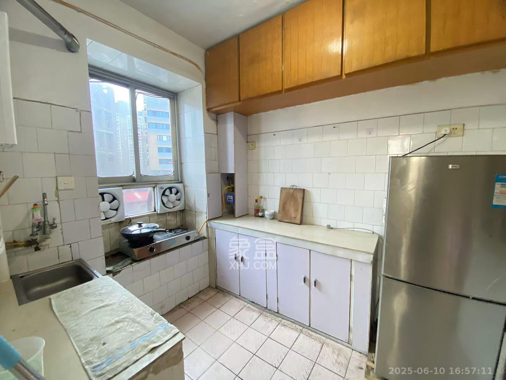 十一中学单位宿舍  2室1厅1卫    1400.0元/月 十一中学单位宿舍  2室1厅1卫    1400.0元/月室内图