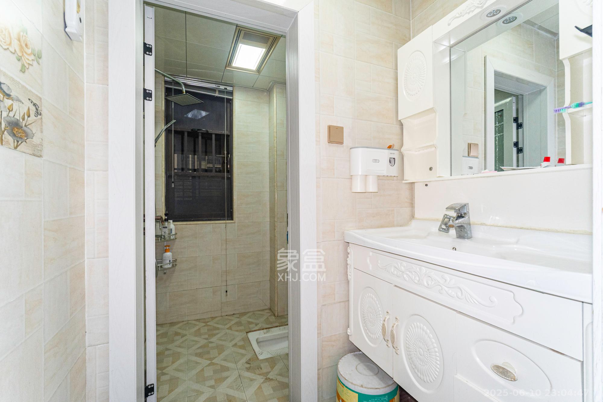 华润置地广场二期  3室2厅2卫    85.0万 华润置地广场二期  3室2厅2卫    85.0万卫生间