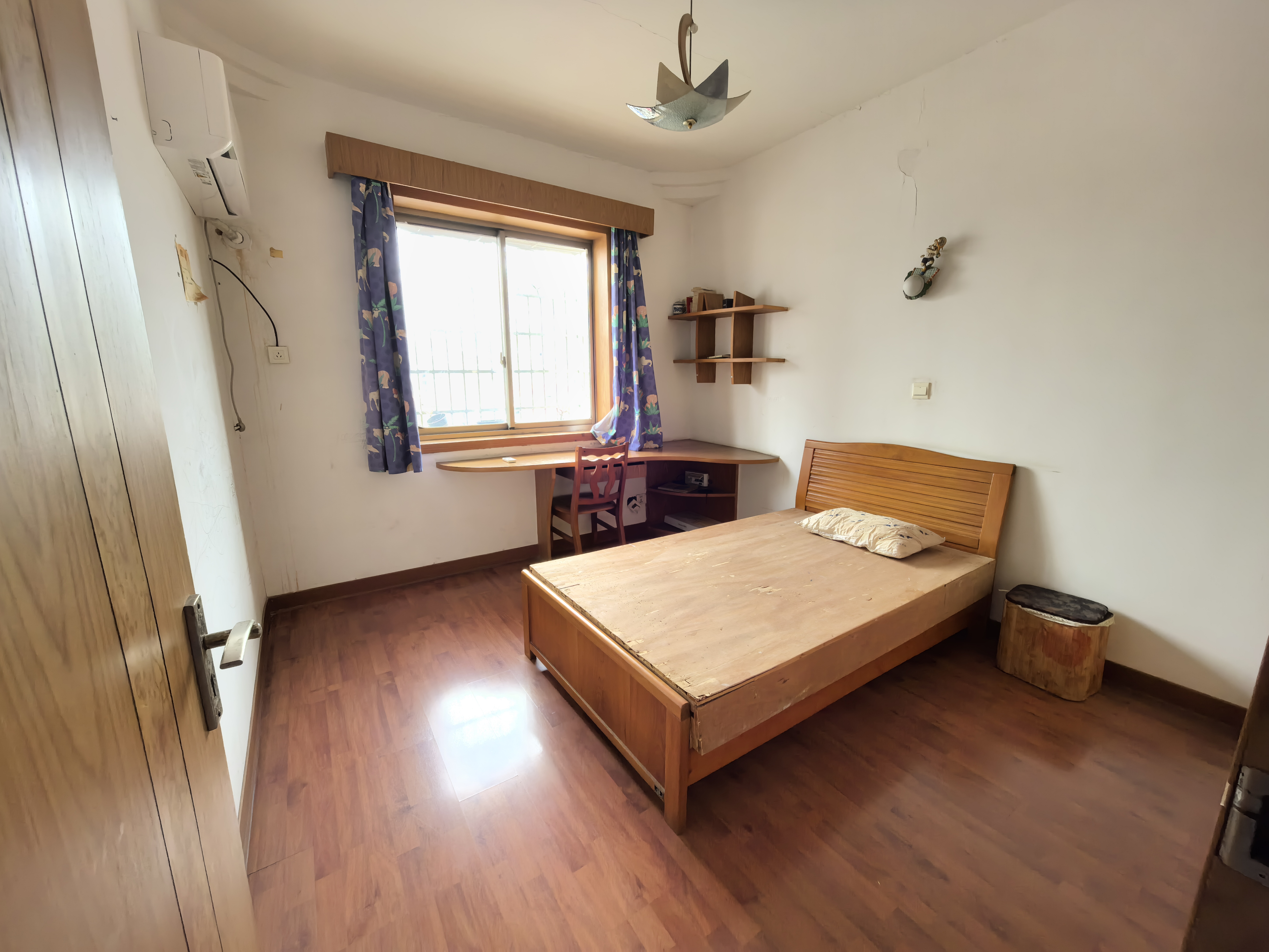 中级人民法院家属楼 4室2厅2卫 2200.0元/月 中级人民法院家属楼 4室2厅2卫 2200.0元/月室内图