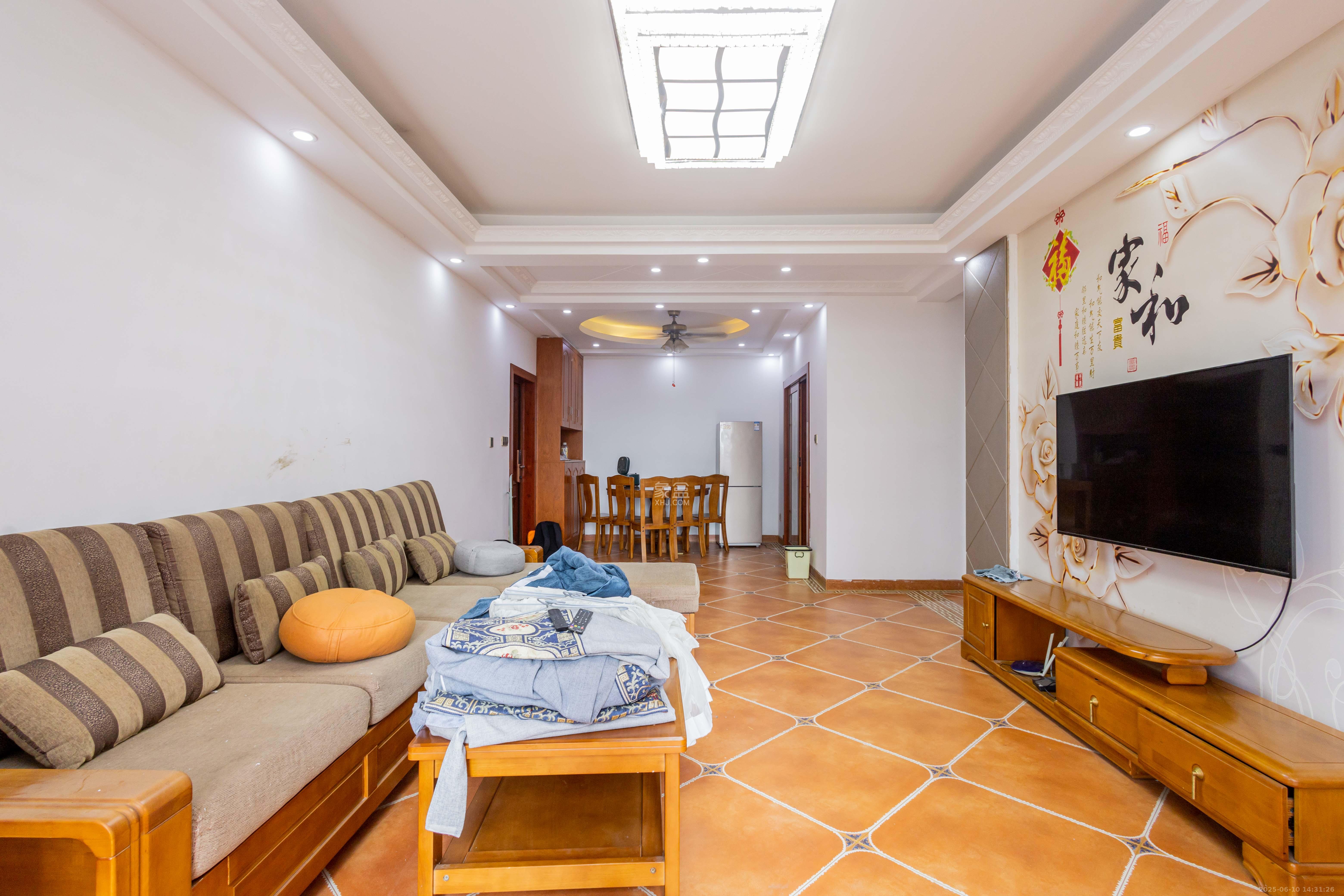 紫华郡 3室2厅2卫 66.8万 紫华郡 3室2厅2卫 66.8万客厅