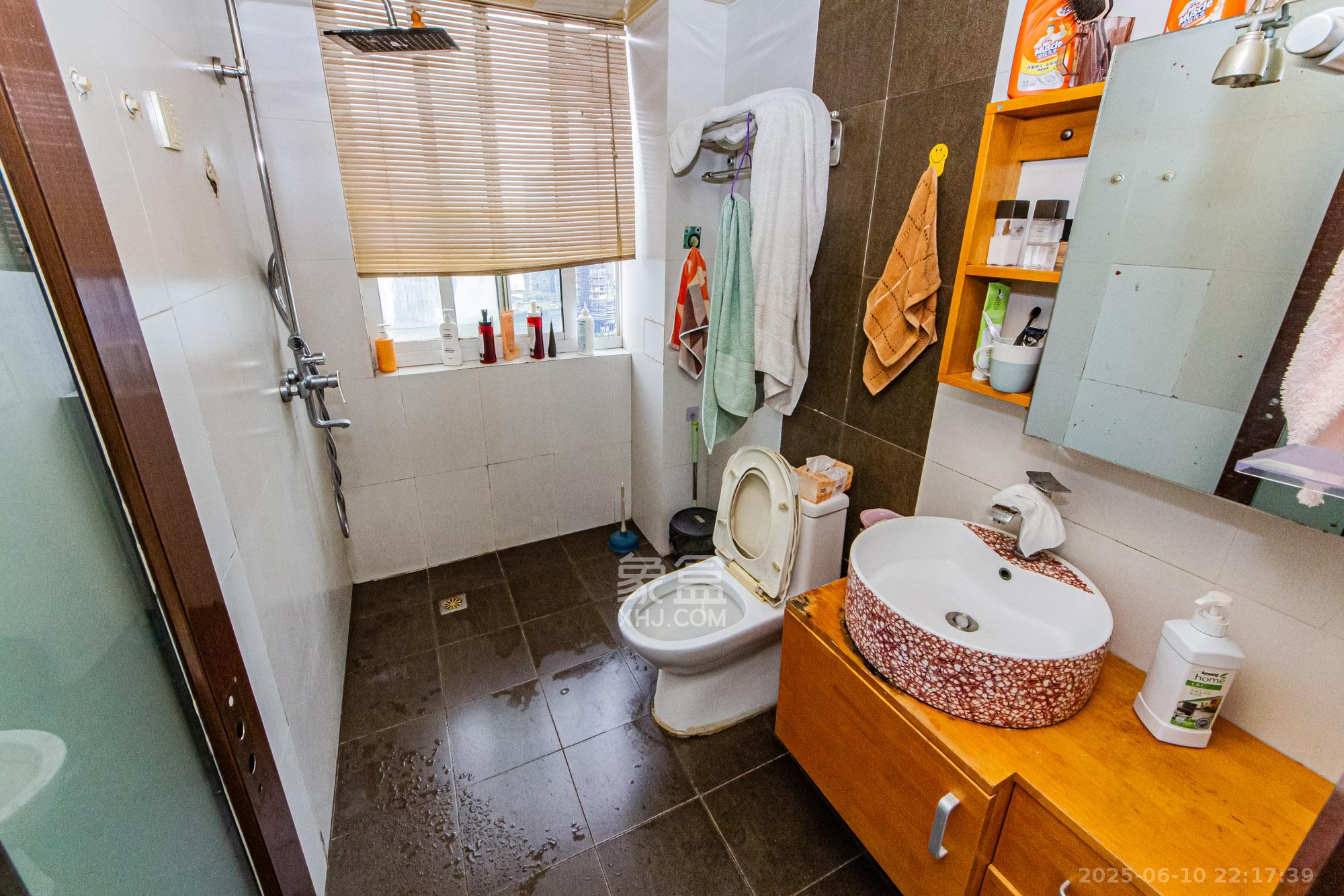 顺天黄金海岸 4室2厅2卫 120.0万 顺天黄金海岸 4室2厅2卫 120.0万卫生间