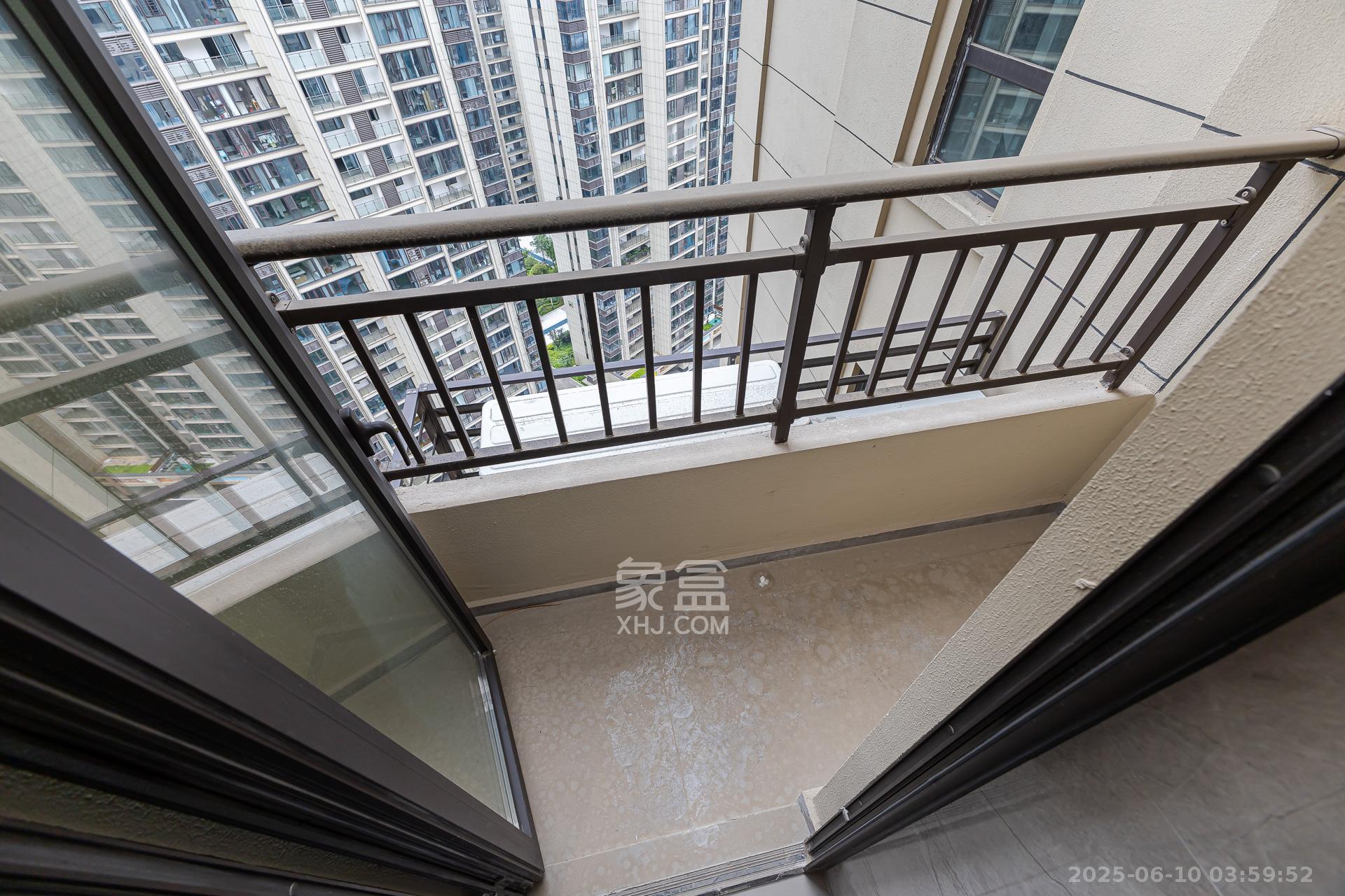 万科滨河道  4室2厅2卫    173.0万阳台