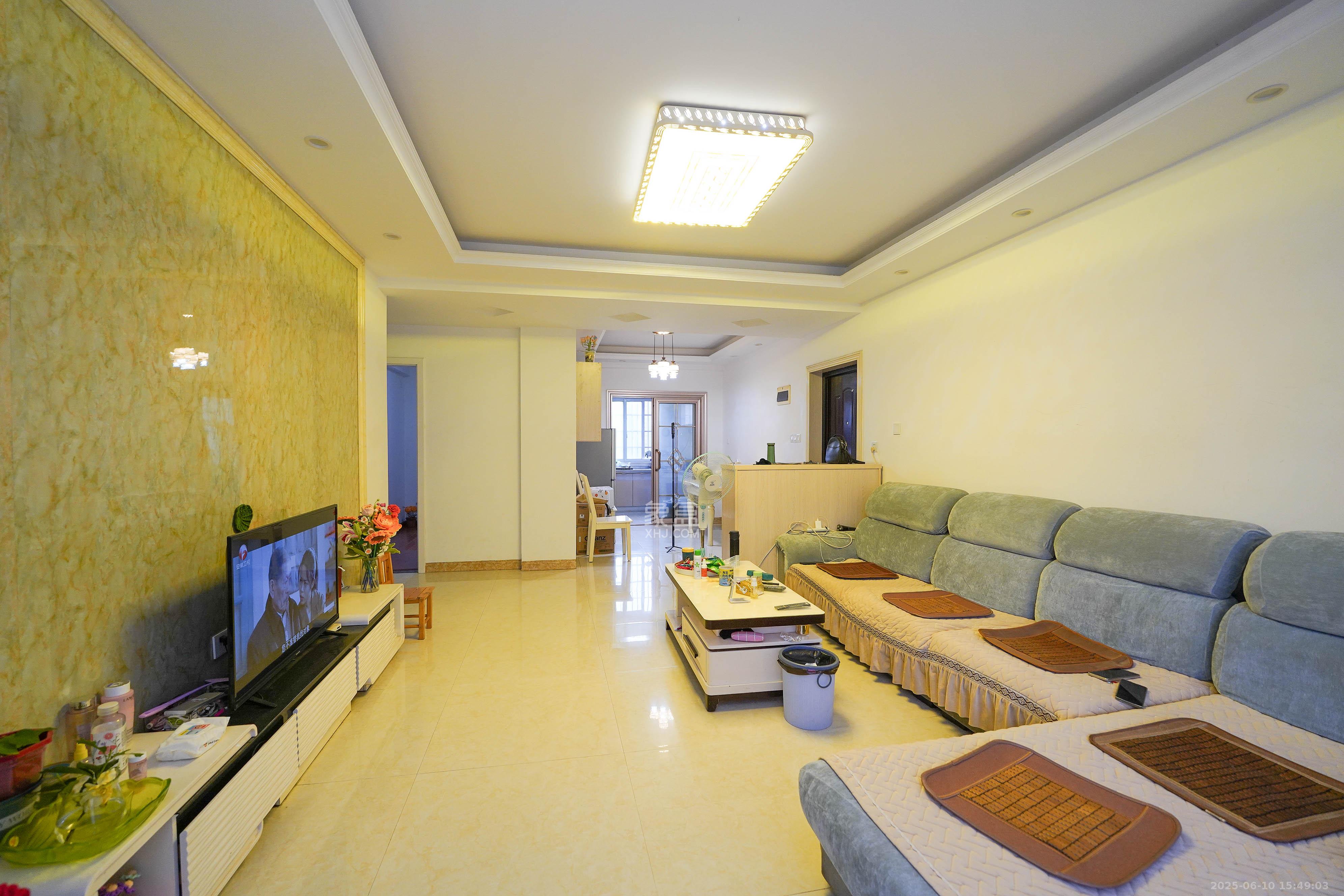 鑫天格林香山  3室2厅2卫    59.0万 鑫天格林香山  3室2厅2卫    59.0万客厅