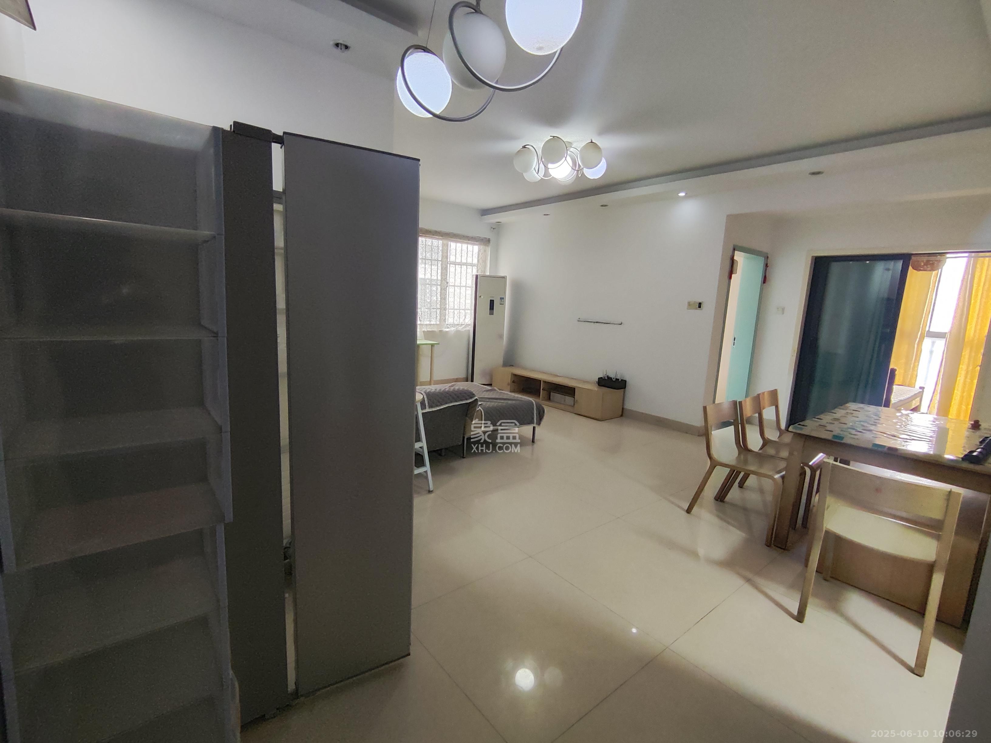 童话里  3室2厅1卫   2200.00元/月室内图