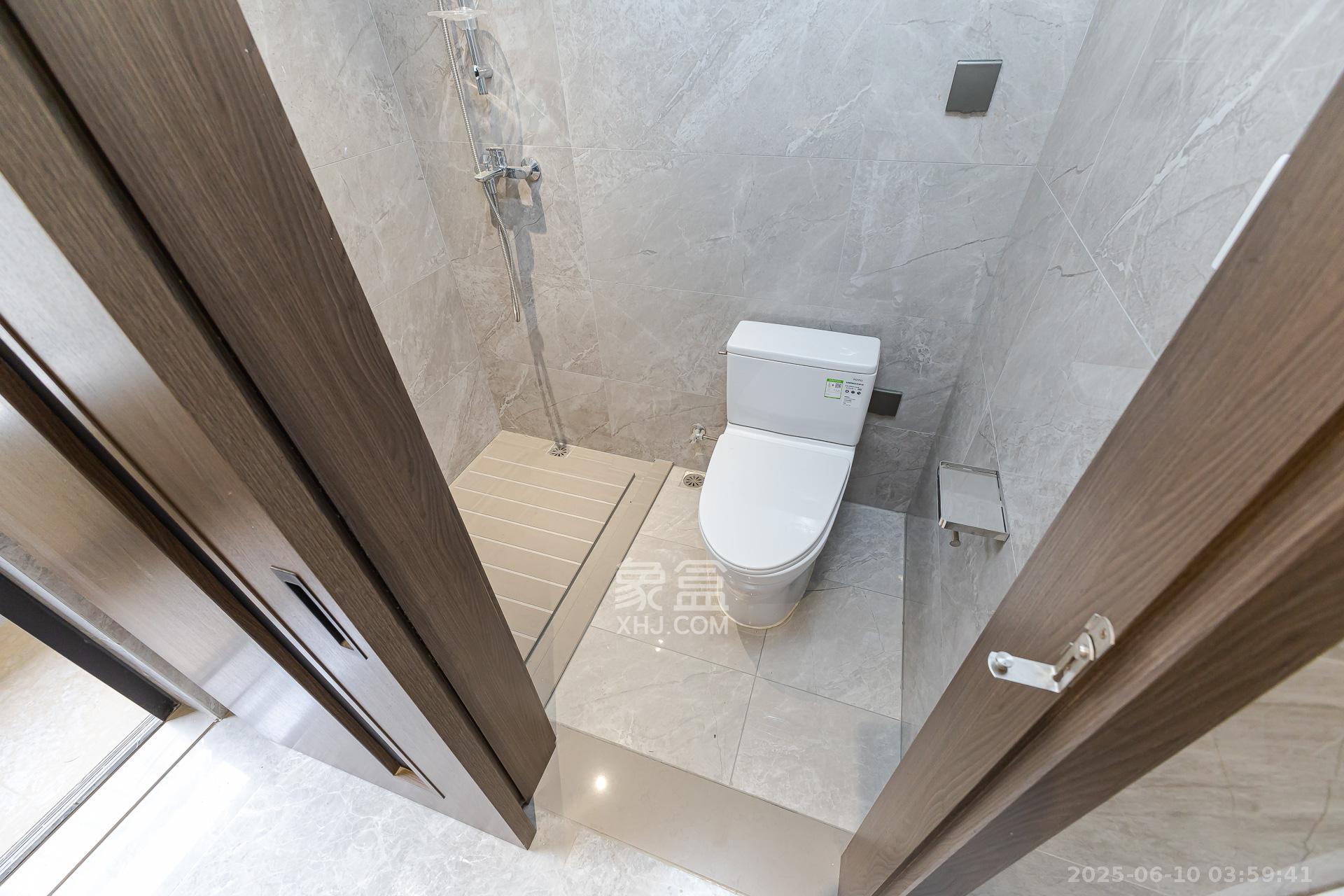 万科滨河道  4室2厅2卫    173.0万卫生间