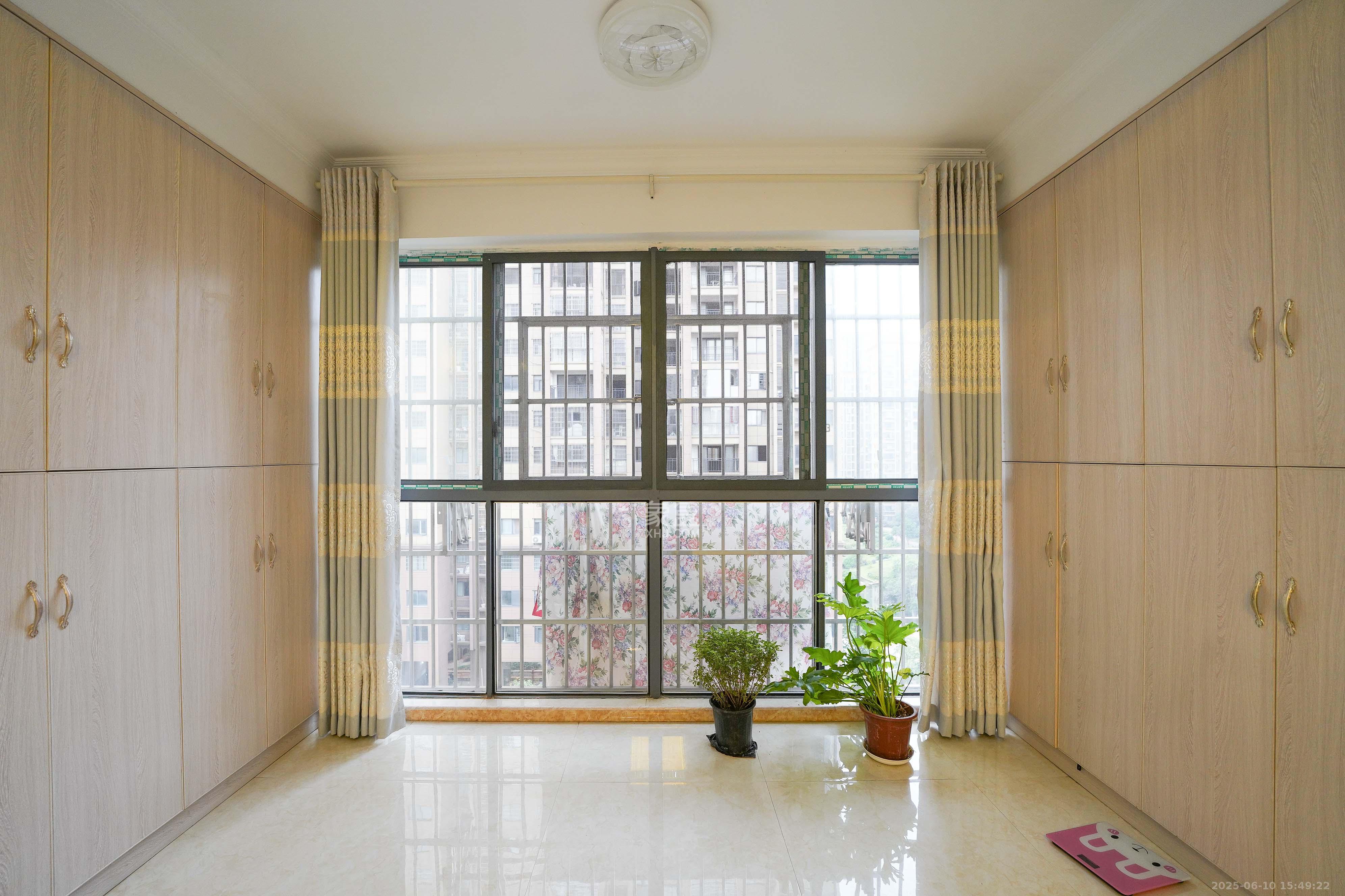 鑫天格林香山  3室2厅2卫    59.0万 鑫天格林香山  3室2厅2卫    59.0万阳台