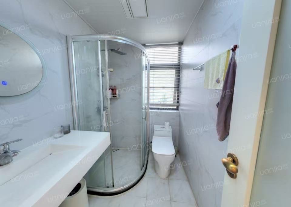 海航豪庭南苑 3室2厅2卫 251.0万 海航豪庭南苑 3室2厅2卫 251.0万客厅