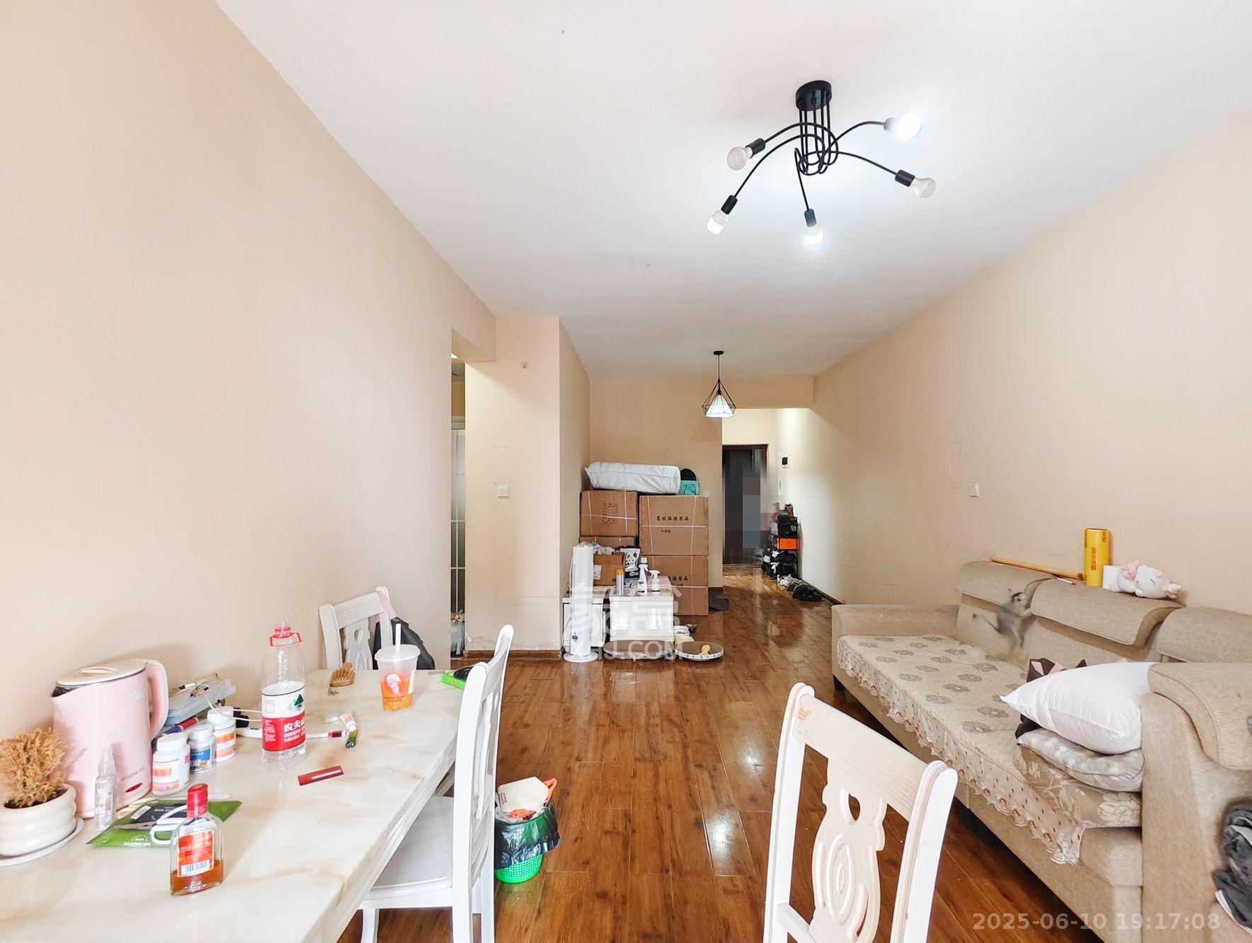 南城印象  3室1厅1卫    75.0万 南城印象  3室1厅1卫    75.0万客厅