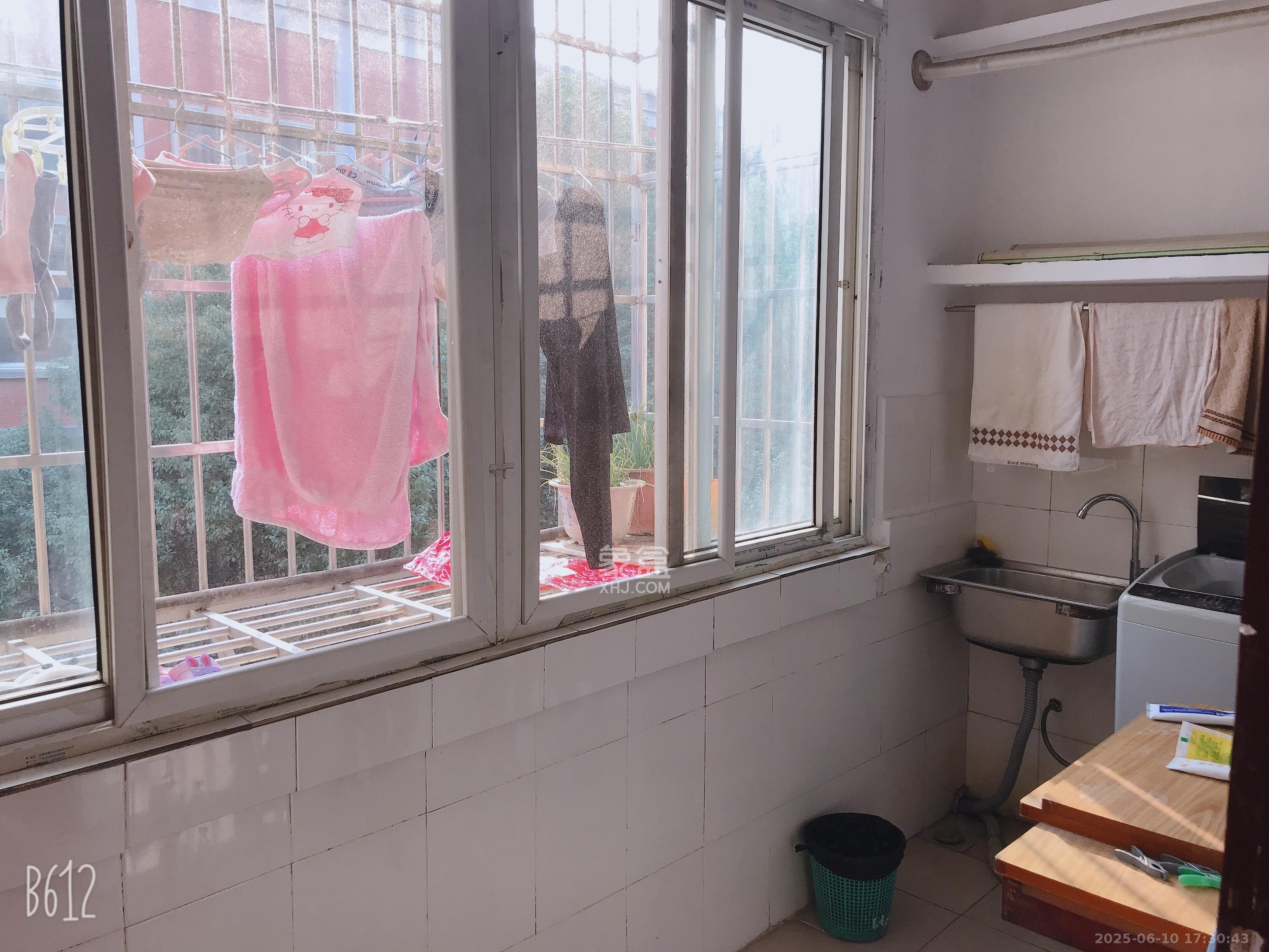 十一中学单位宿舍  3室1厅1卫   1900.00元/月室内图