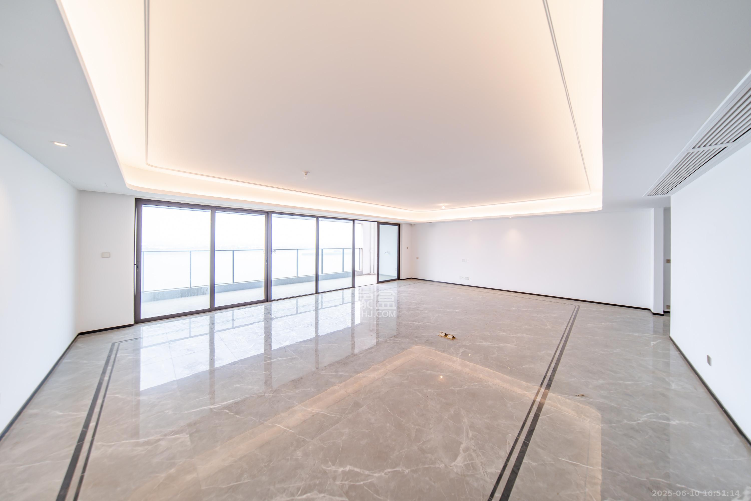 建发电建江山悦  4室2厅3卫   425.00万客厅